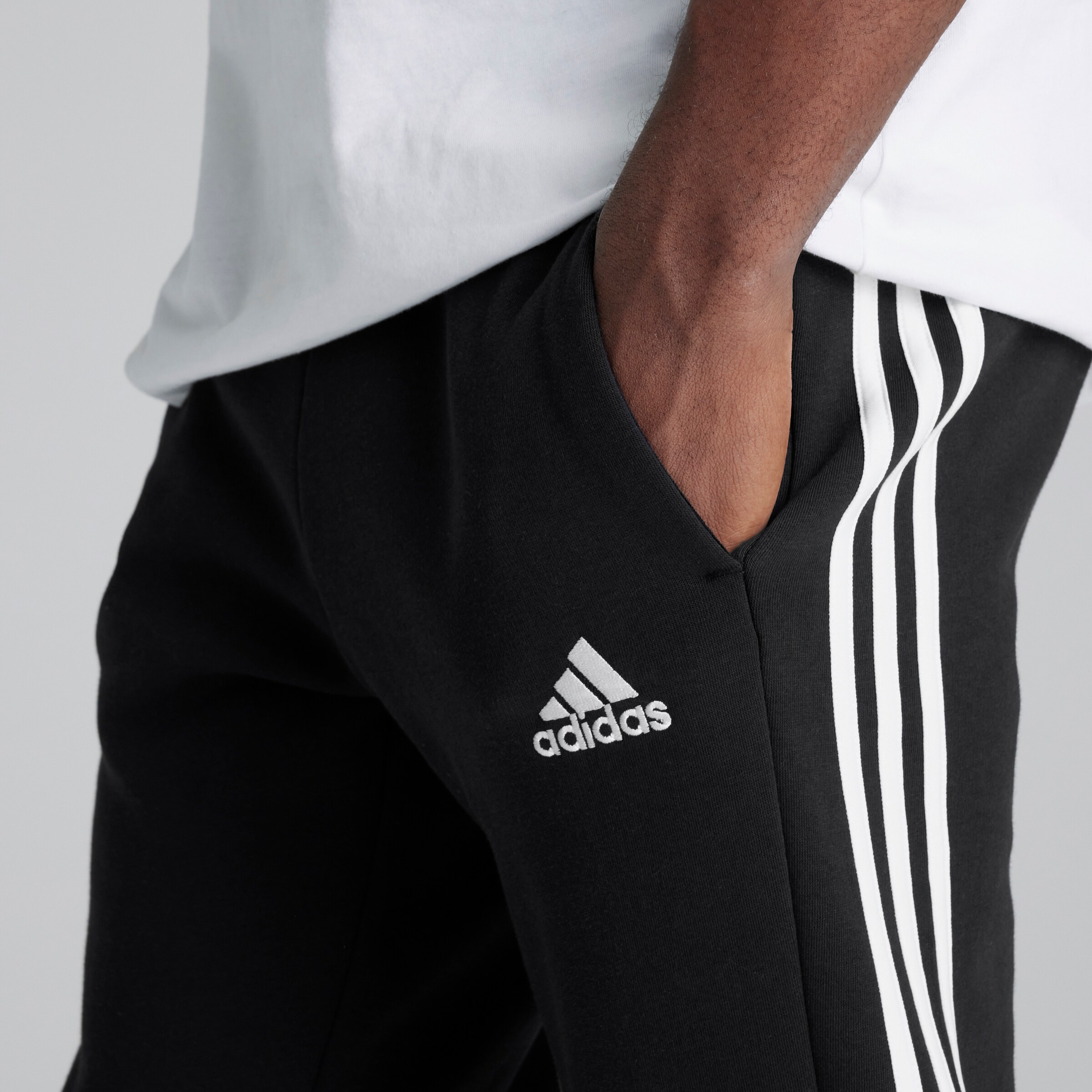 Manchester United x adidas Essentials Fleece 3-Stripes Joggers Black Noir Détail [4-5]