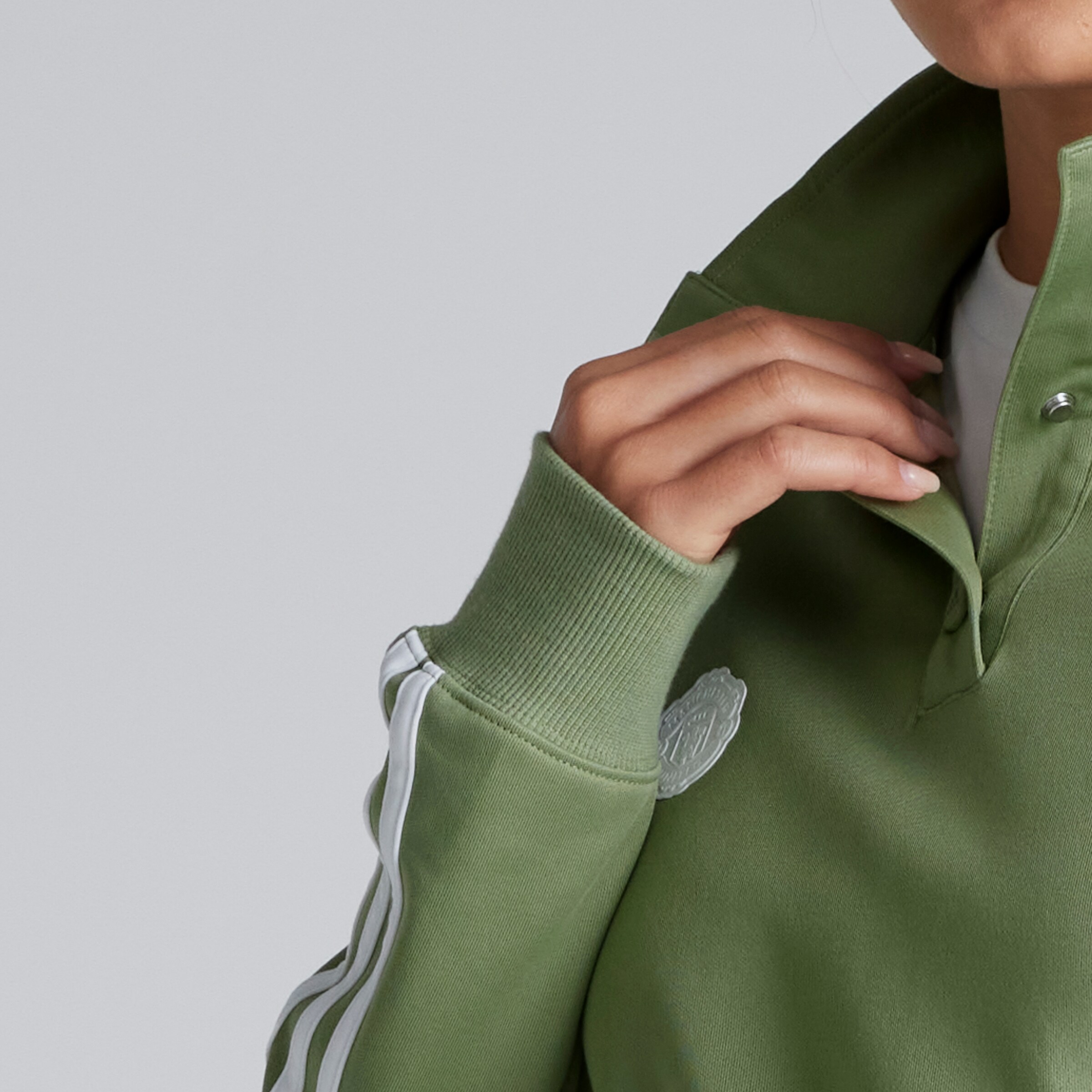 Manchester United x adidas Haut de survÃªtement Ã  pression 3-Stripes enroulantes Iconic pour femmes Vert Vert Détail [4-7]