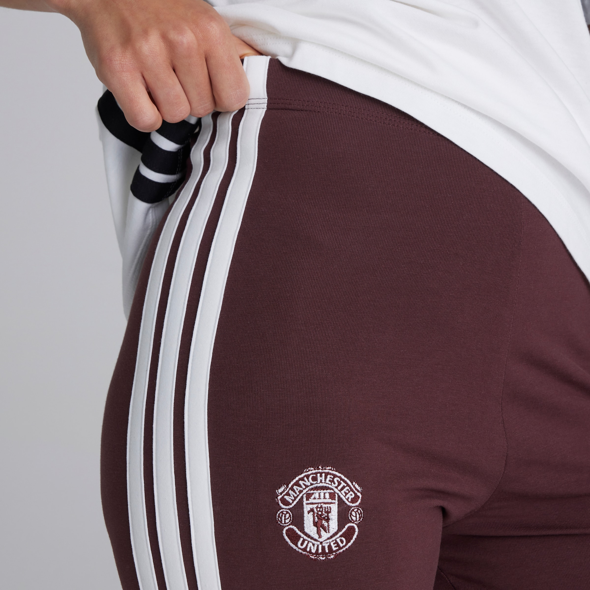 Manchester United x adidas Womens Essentials 3-Stripes Cotton Leggings Burgundy Detail [4-4]