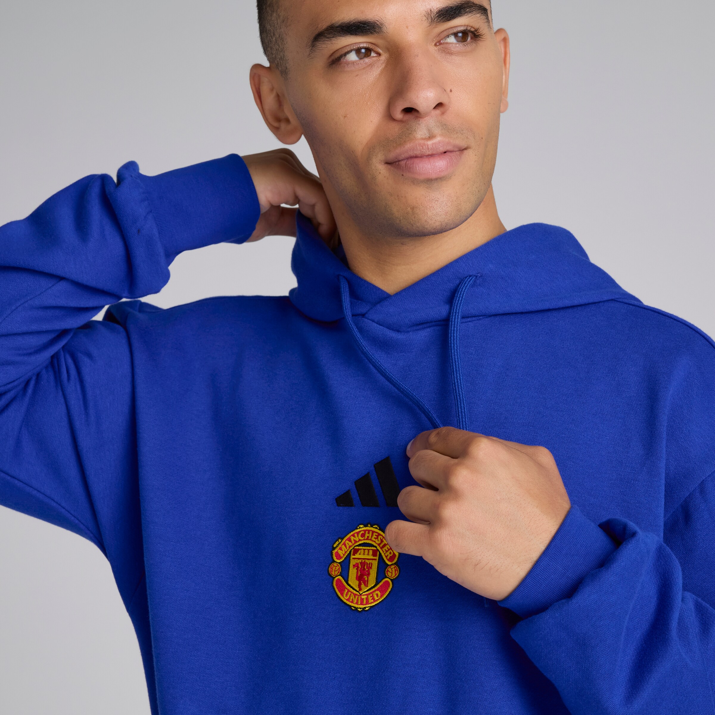 Manchester United x adidas Essentials Feelcozy Hoodie Blue Bleu Détail [4-6]