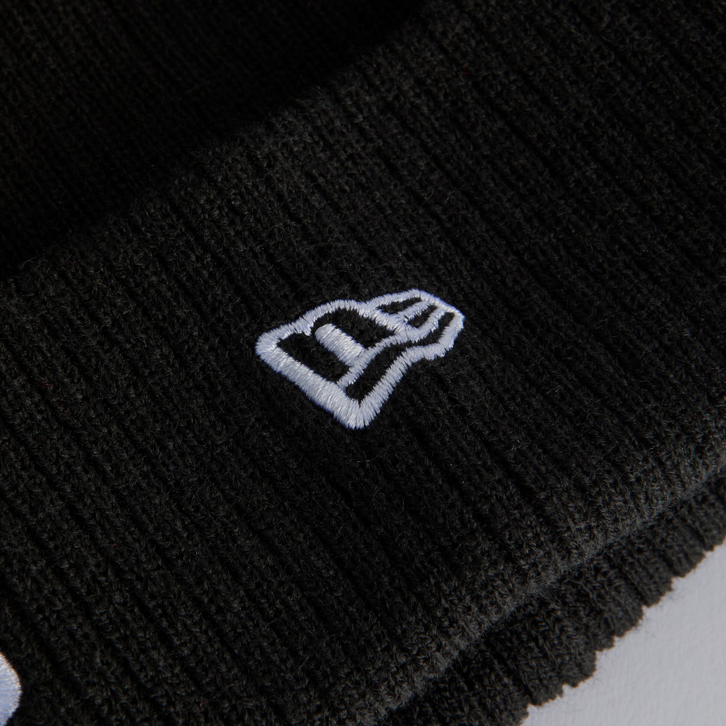 Manchester United x New Era MUFC Cuff Beanie Black Black Detail [4-4]