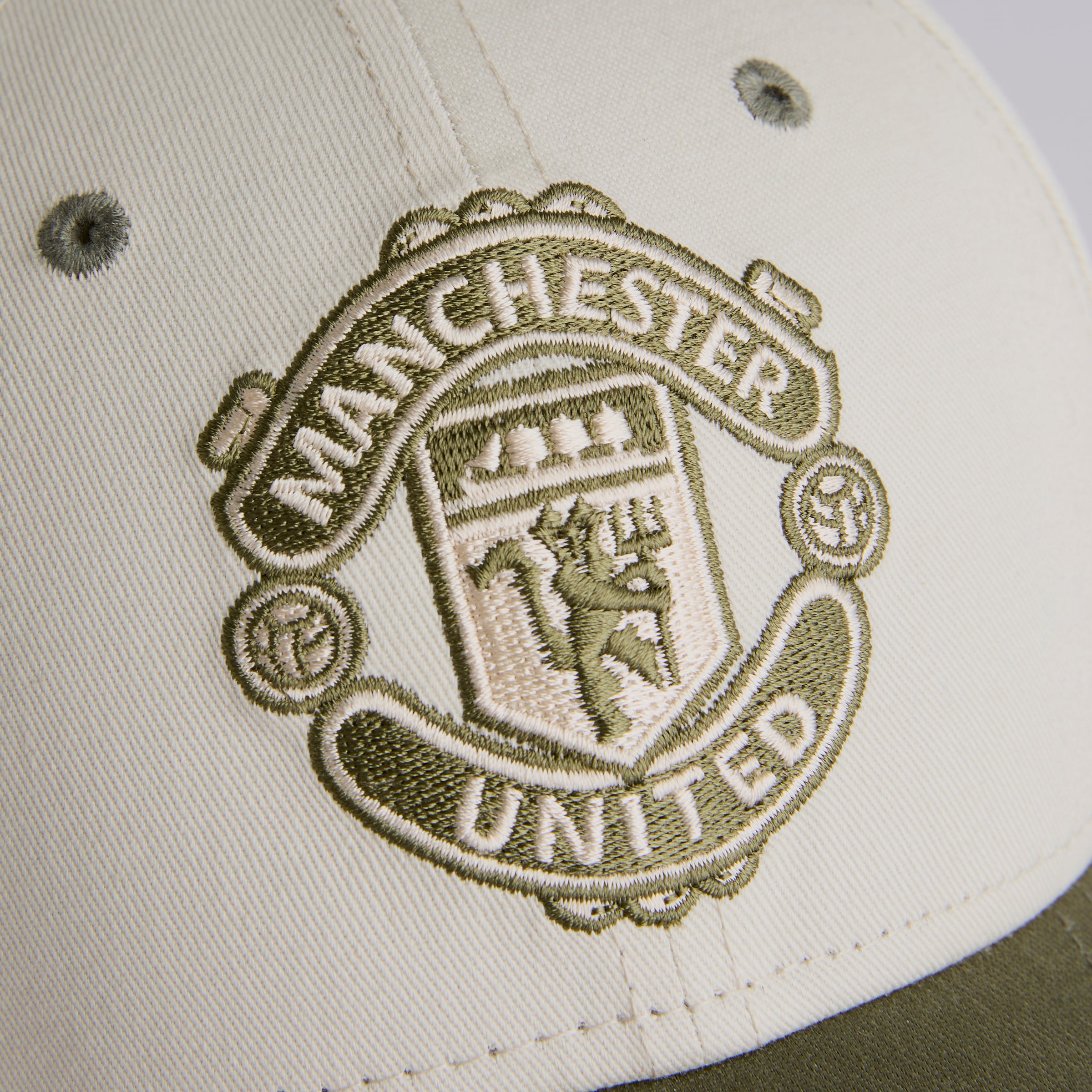 Manchester United x New Era Kids Contrast Visor 9Forty Cap Cream Detail [5-5]