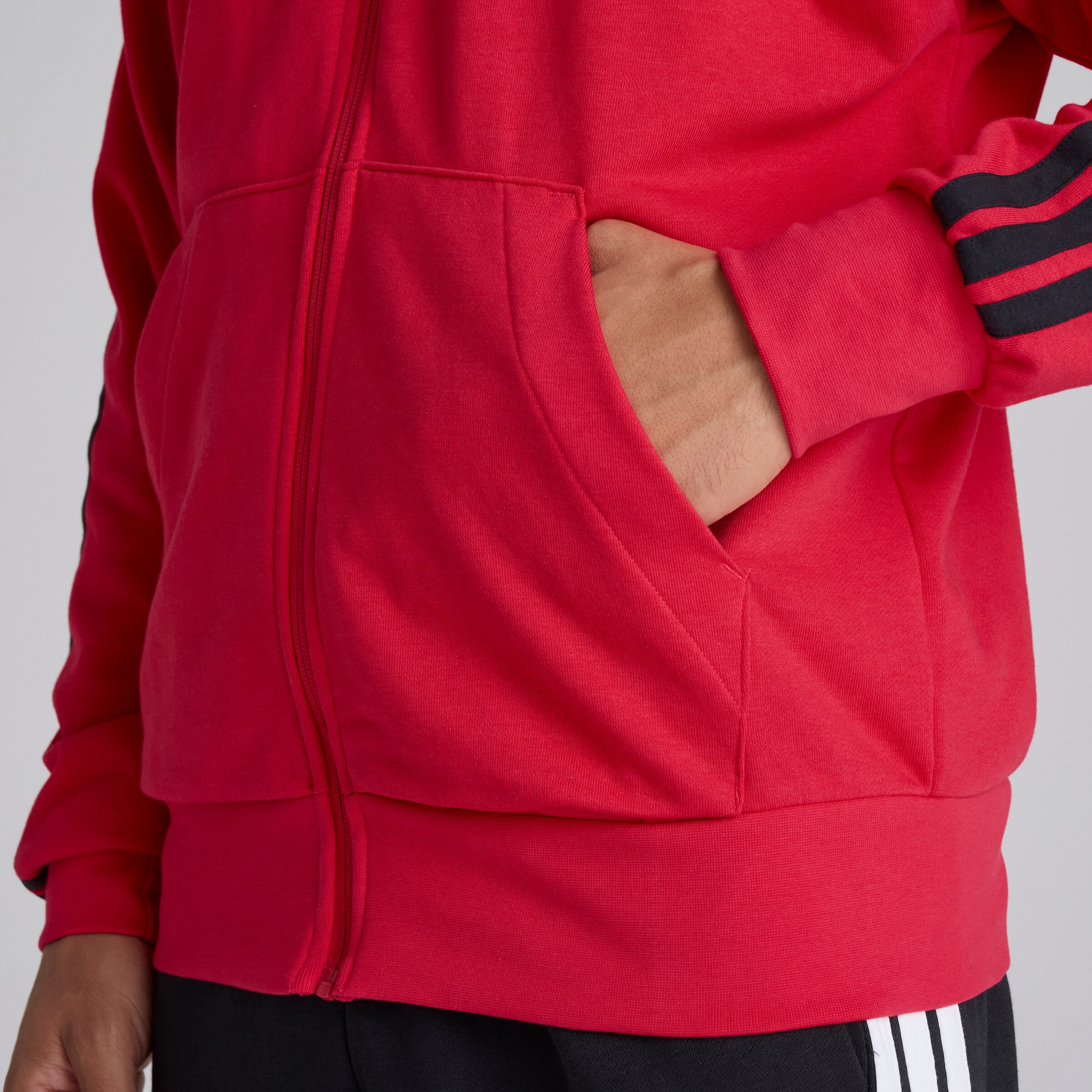 Manchester United x adidas Essentials 3-Stripes Full-Zip Hoodie Red Rouge Détail [5-6]