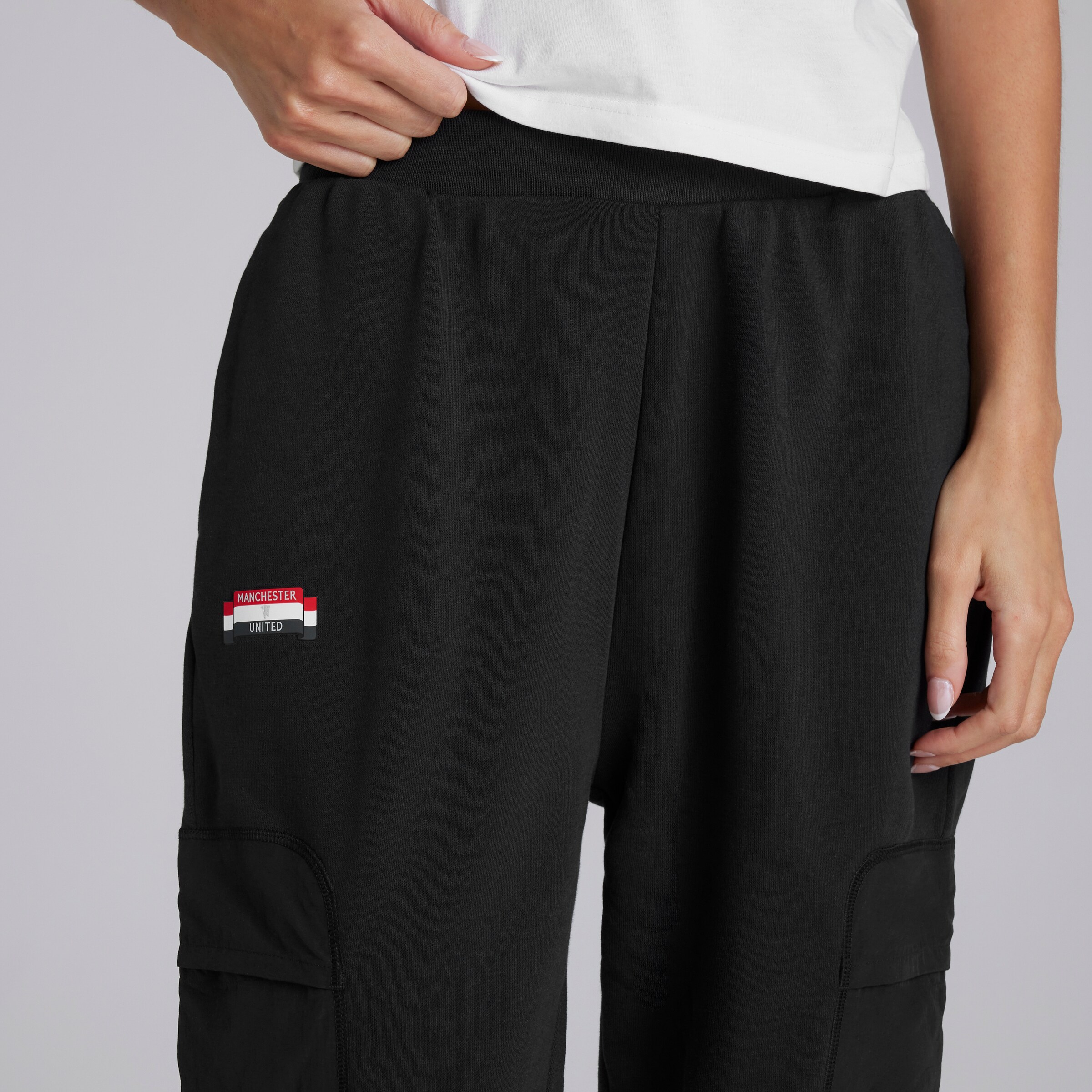 Manchester United x adidas Womens City Escape Cargo Pant Black Black Detail [5-5]