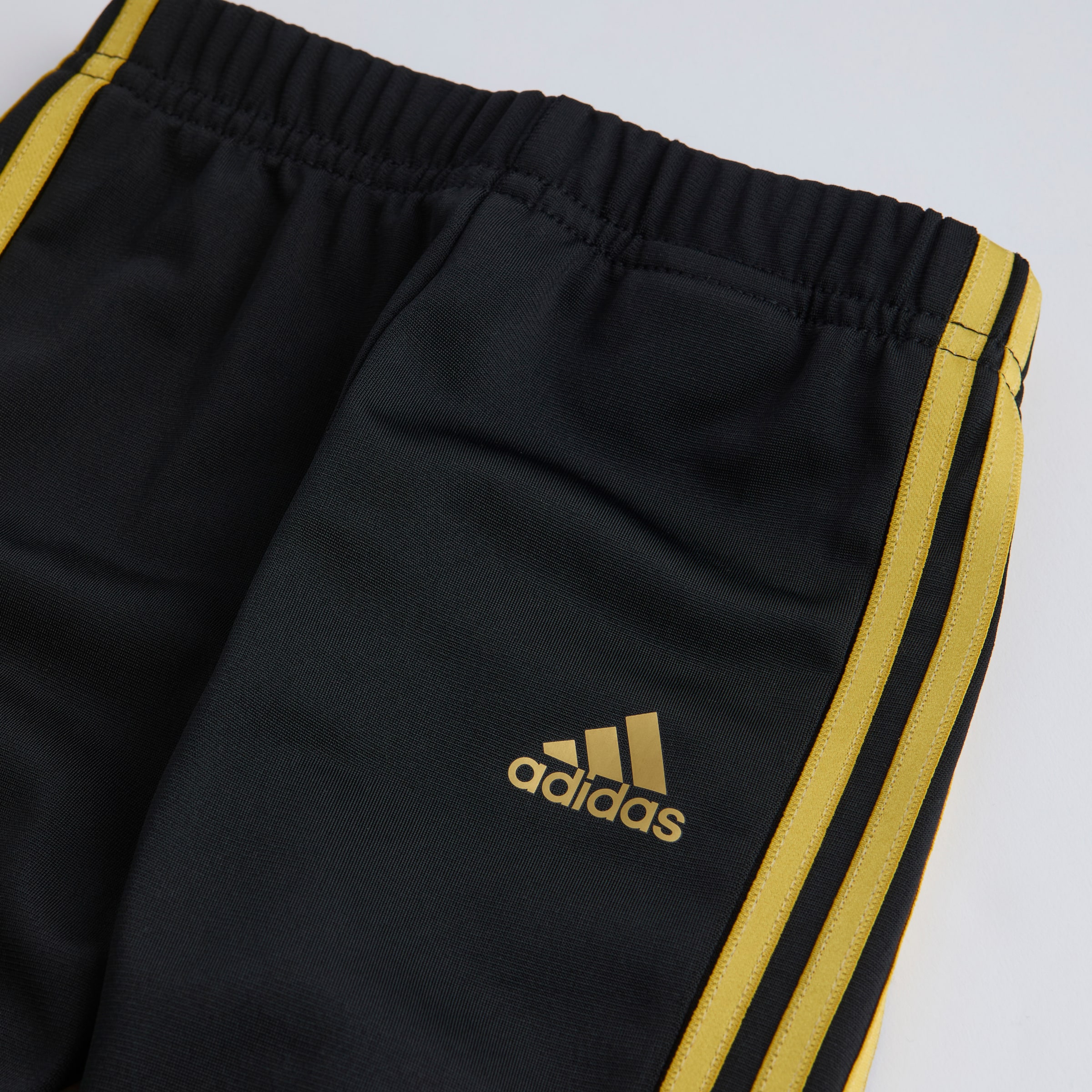 Manchester United x adidas Infant Essentials Shiny Hooded Tracksuit Black Black Detail [4-4]