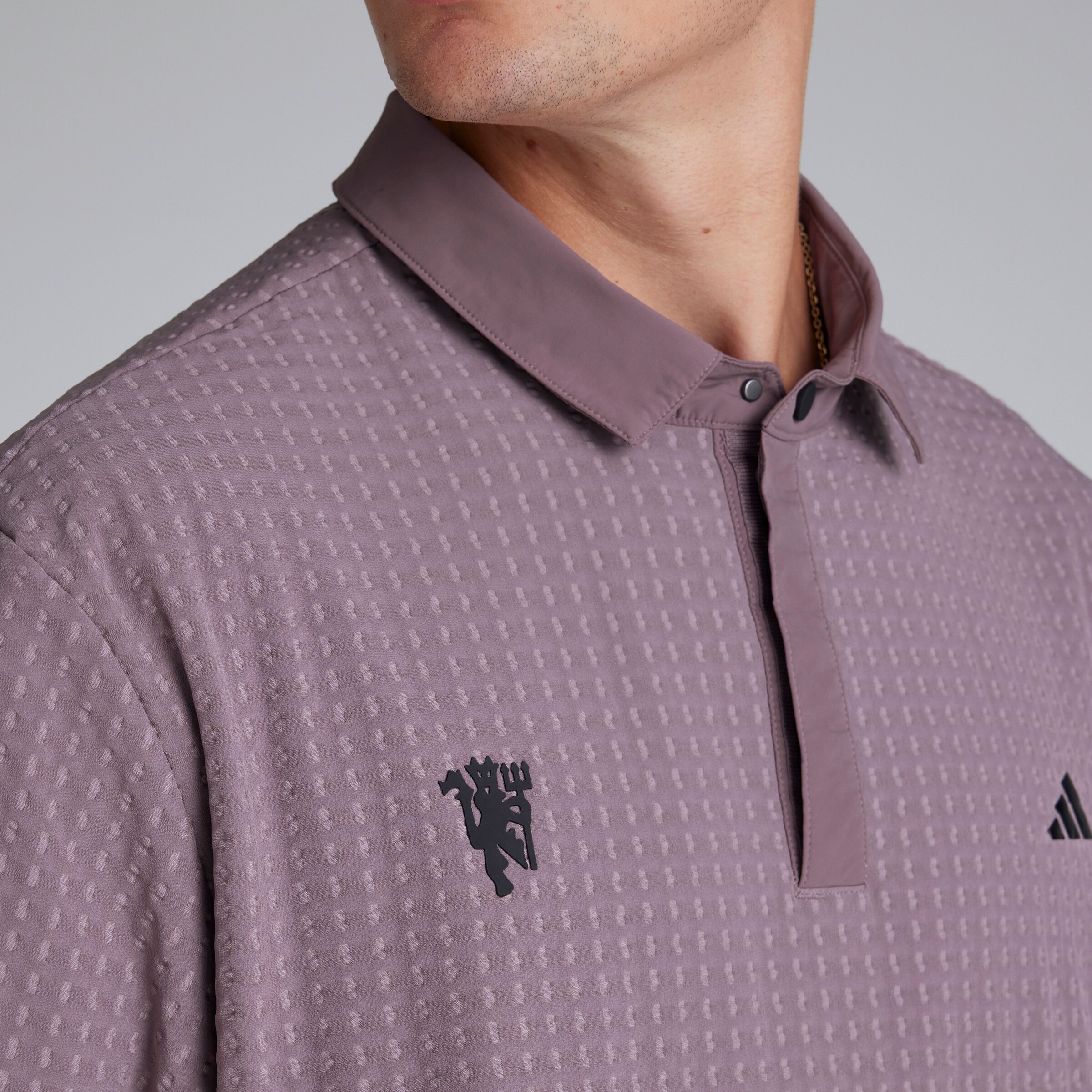Manchester United x adidas Mens Golf Ultimate365 Tour WIND.RDY 1/4 Zip Sweatshirt Purple Violet Détail [3-7]