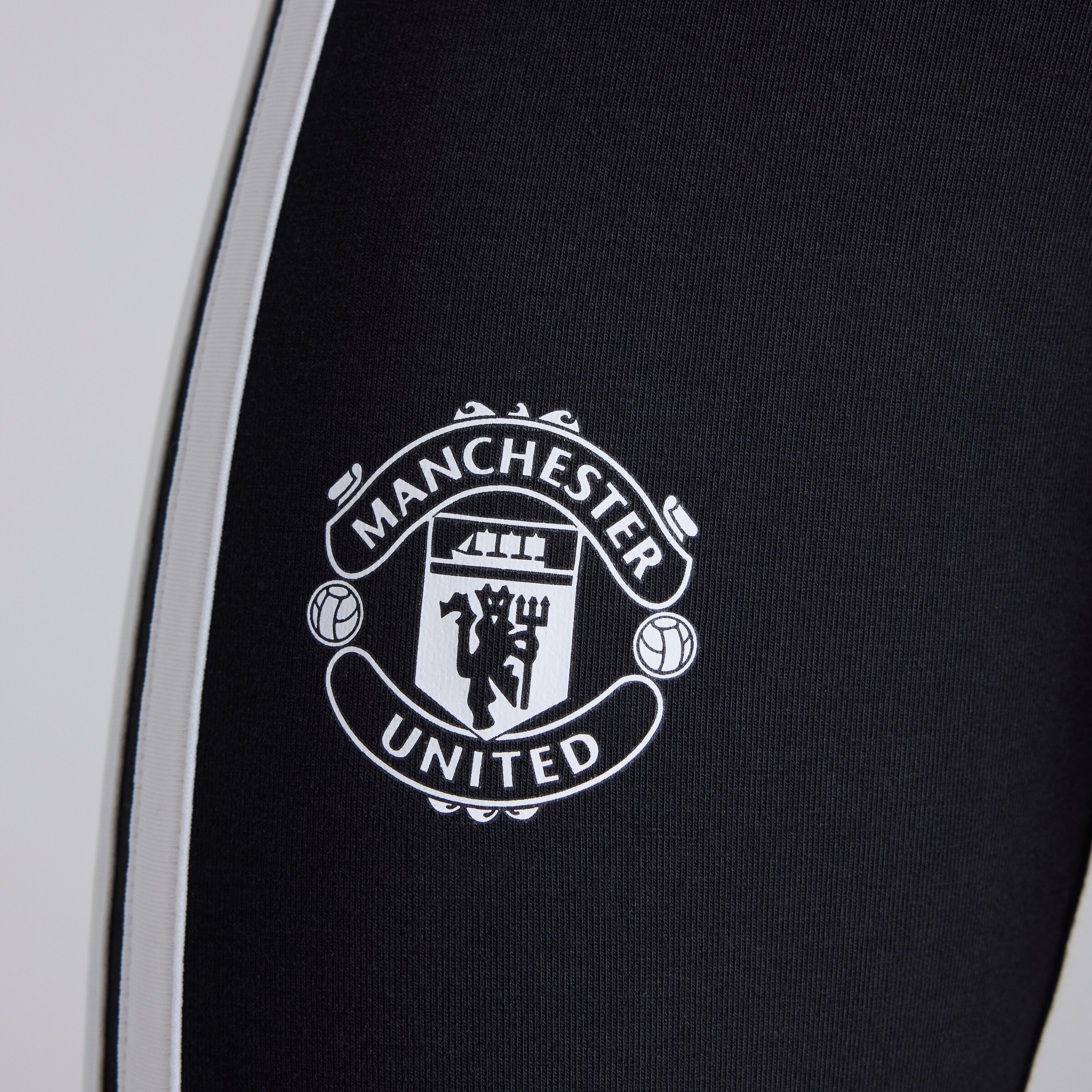 Manchester United x adidas Kids Essentials 3-Stripes Leggings Black Noir Détail [5-5]