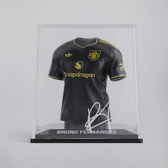 Manchester United Fernandes Third Jersey 25/26 Collectible - Black