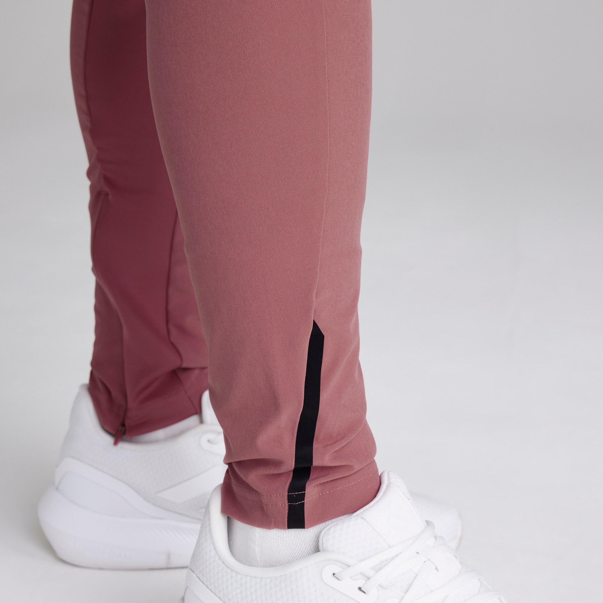 Manchester United x adidas Mens Designed for Training Joggers Burgundy Rouge Détail [5-6]