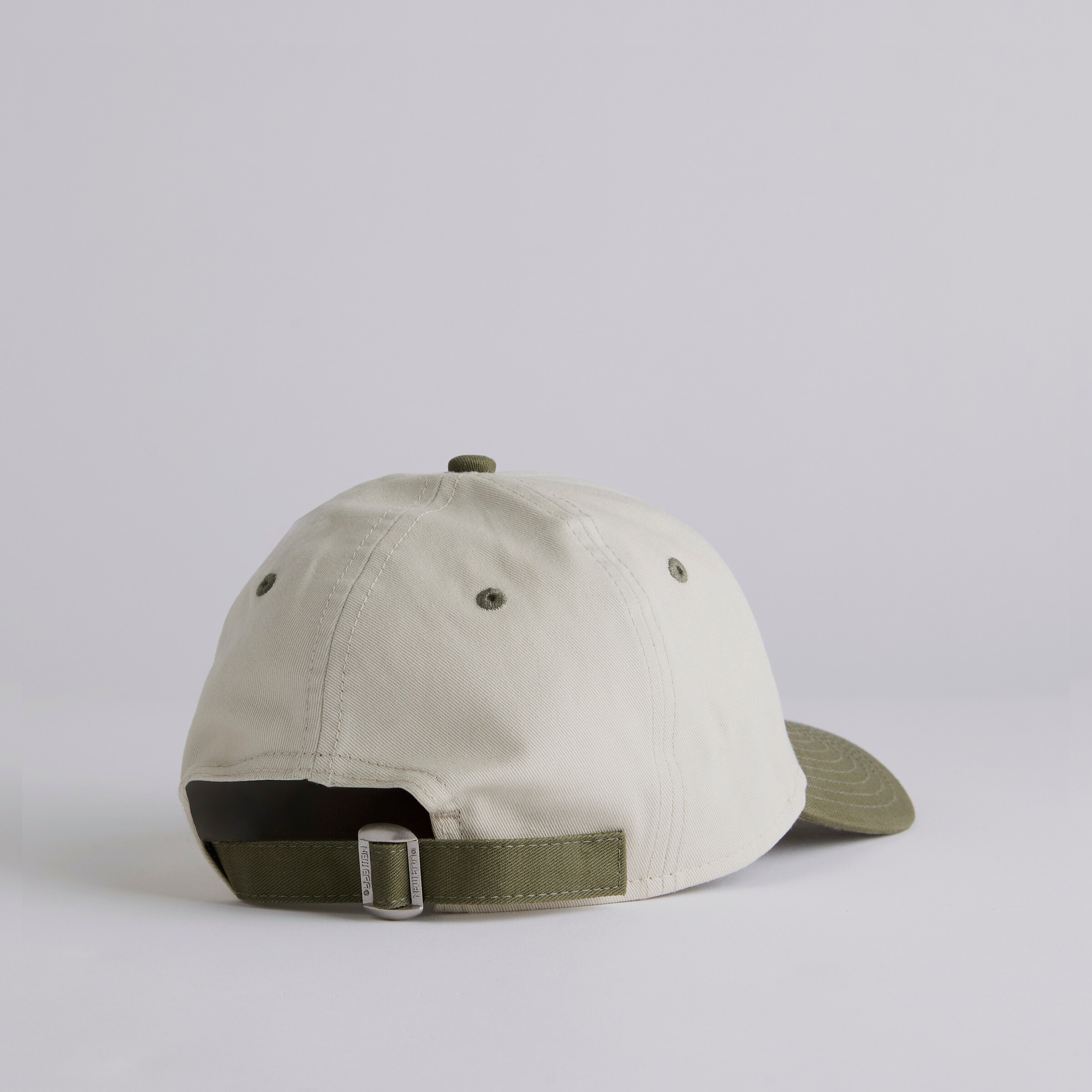 Manchester United x New Era Kids Contrast Visor 9Forty Cap Cream Detail [4-5]