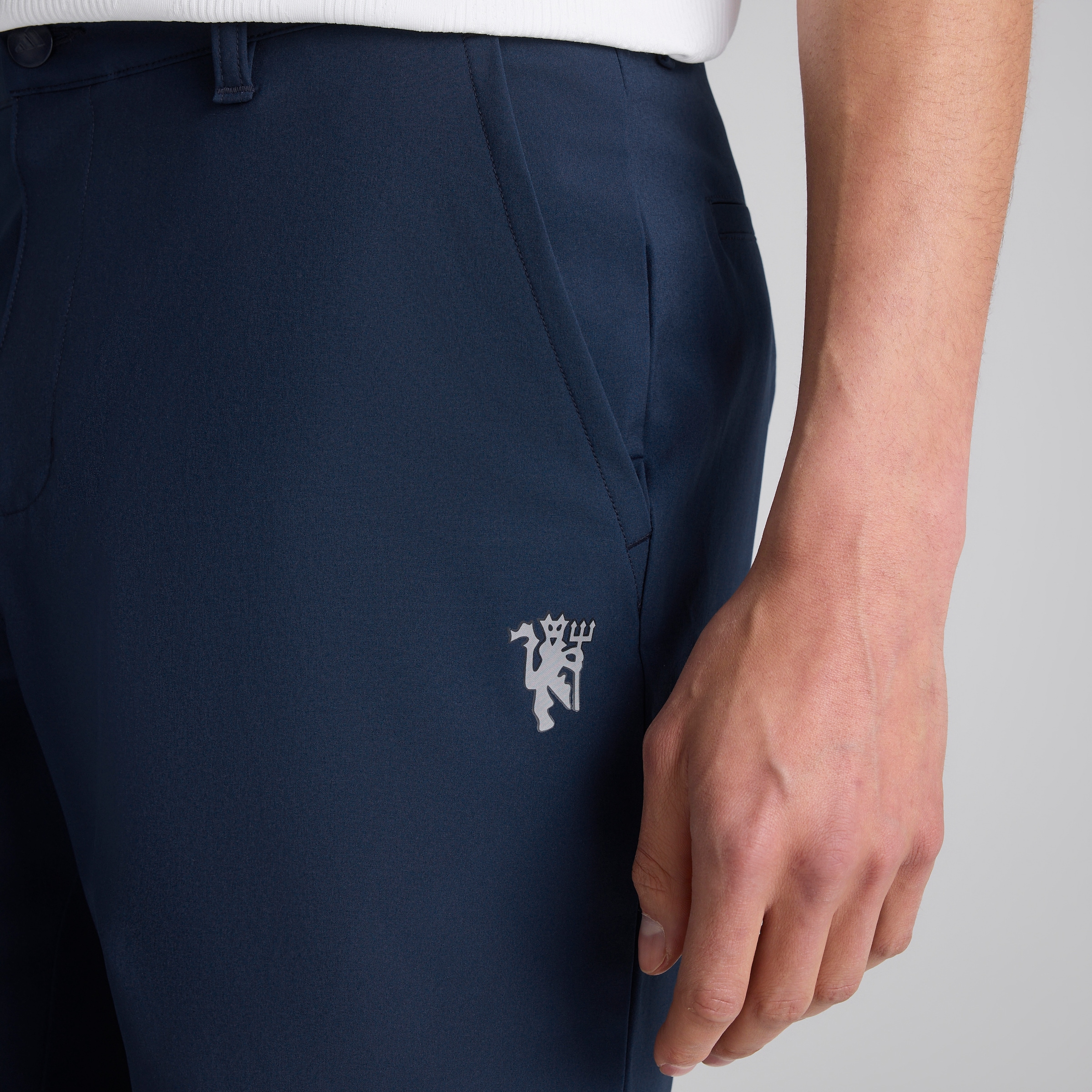 Manchester United x adidas Golf Ultimate365 8.5-Inch Golf Shorts Navy Navy blue Detail [5-5]