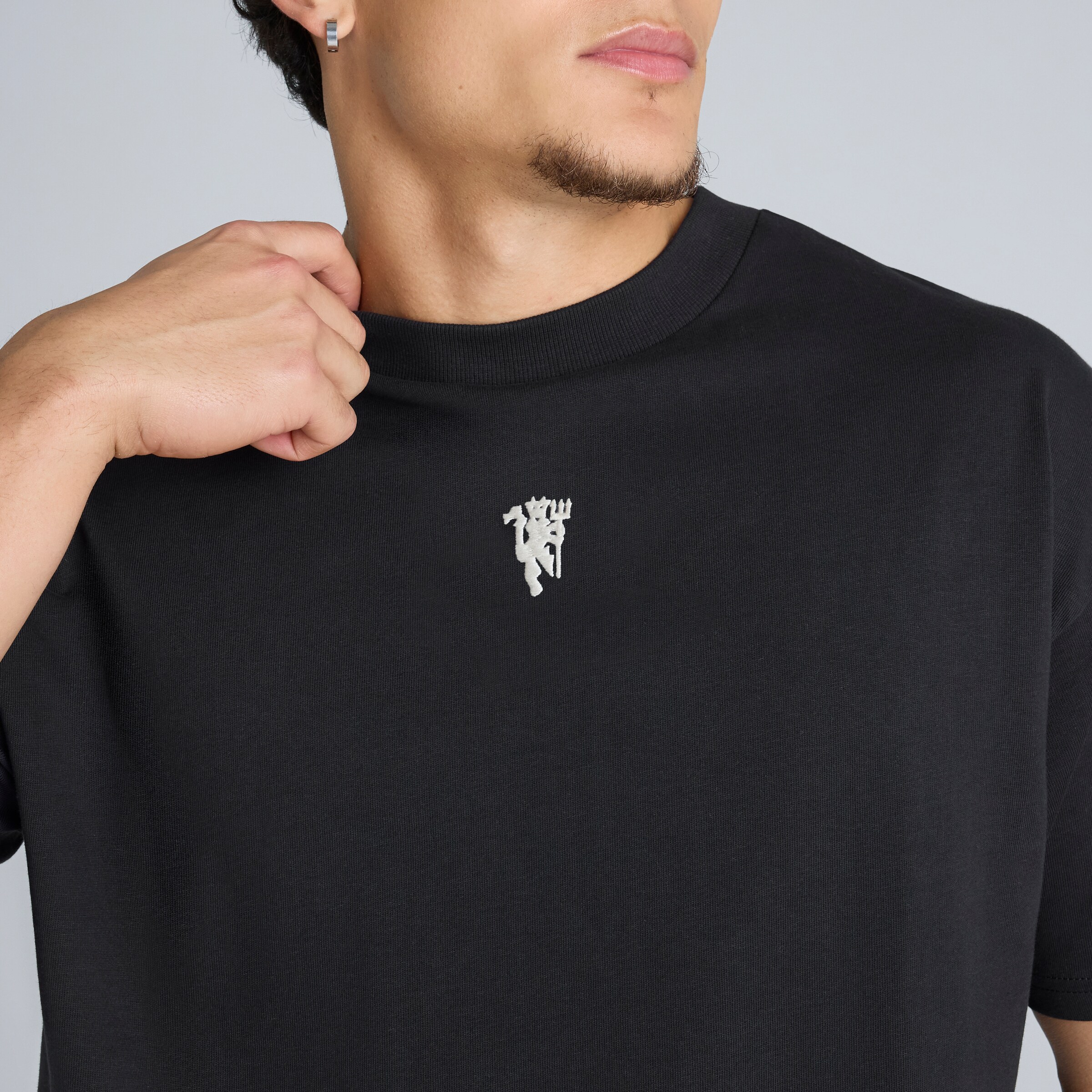 Manchester United Hated Adored Never Ignored T-Shirt Black Black Detail [4-5]