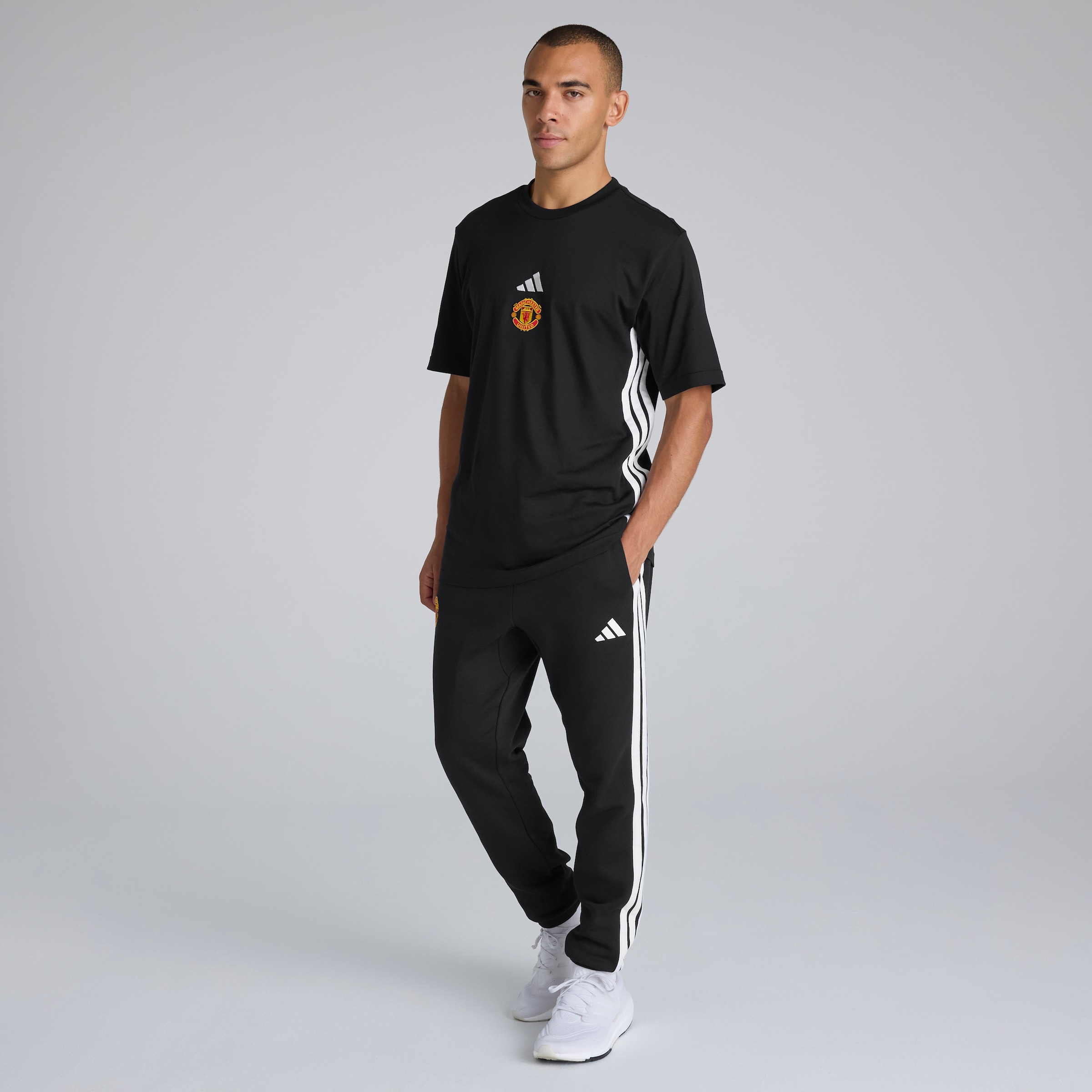 Manchester United x adidas Essentials 3-Stripes T-Shirt Black Noir Détail [3-5]