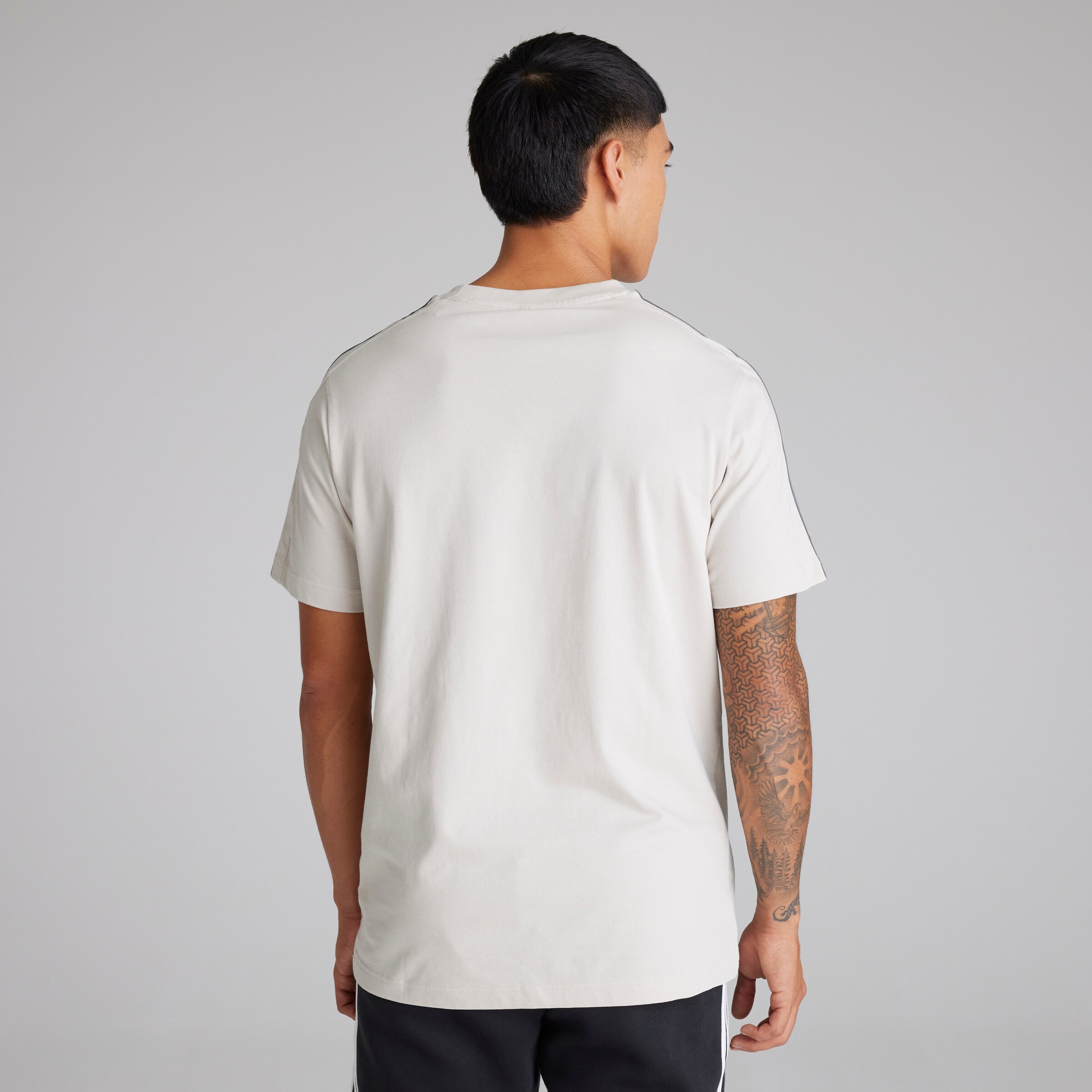 Manchester United x adidas Mens Essentials Single Jersey 3-Stripes T-Shirt Off White Blanc Détail [2-5]