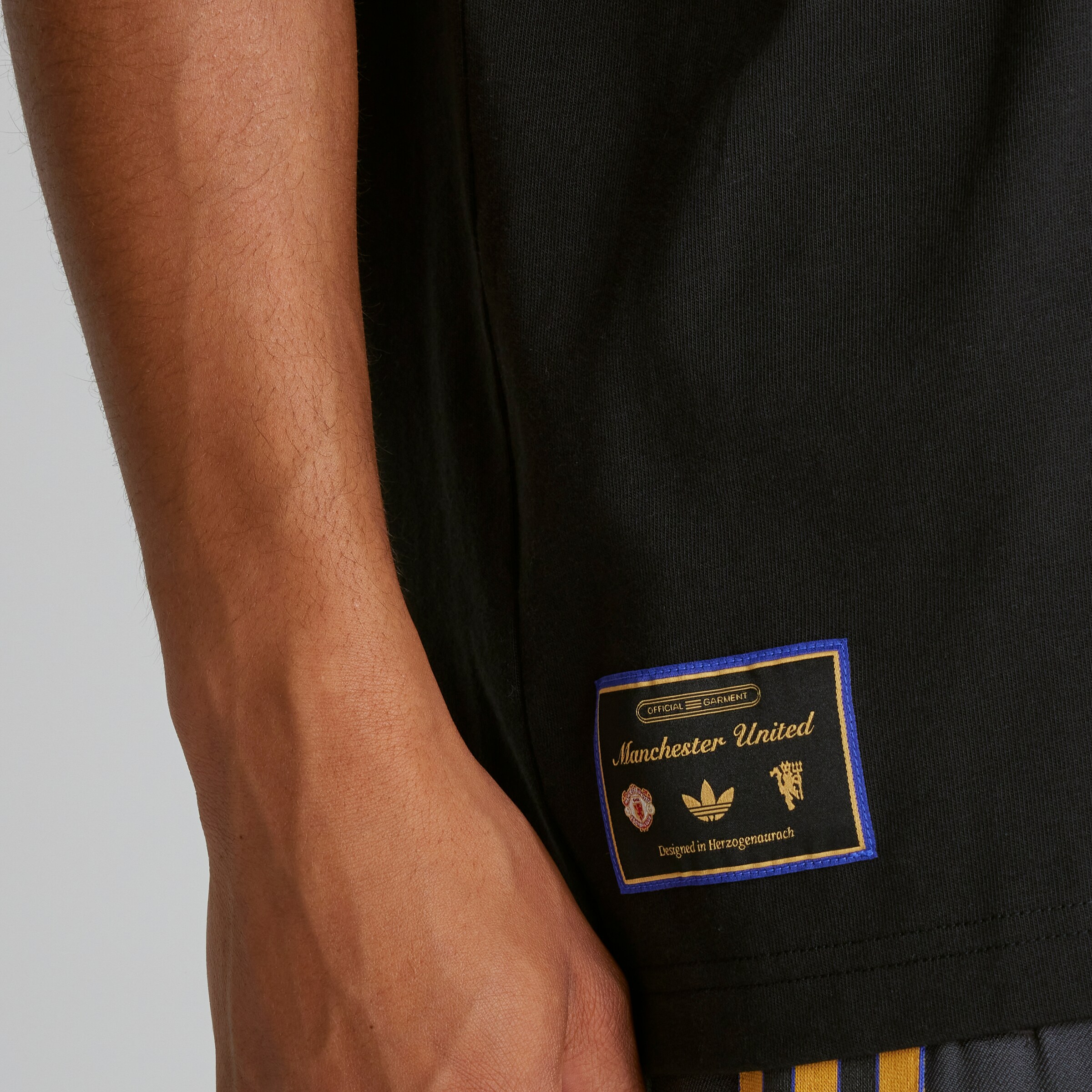 Manchester United Terrace Icons Graphic T-Shirt Black Detail [5-6]