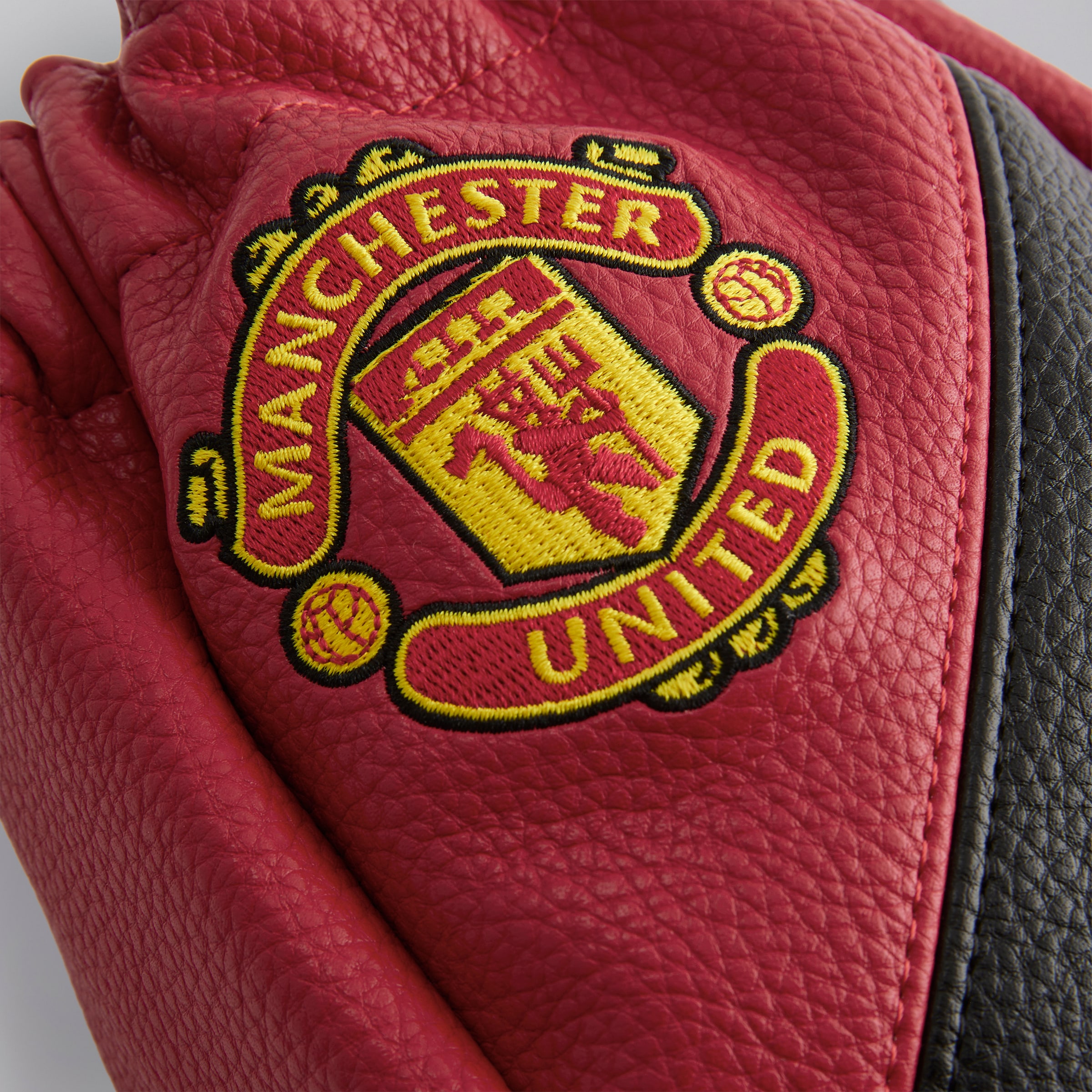 Manchester United x TaylorMade Valuables Pouch Red Red Detail [3-4]