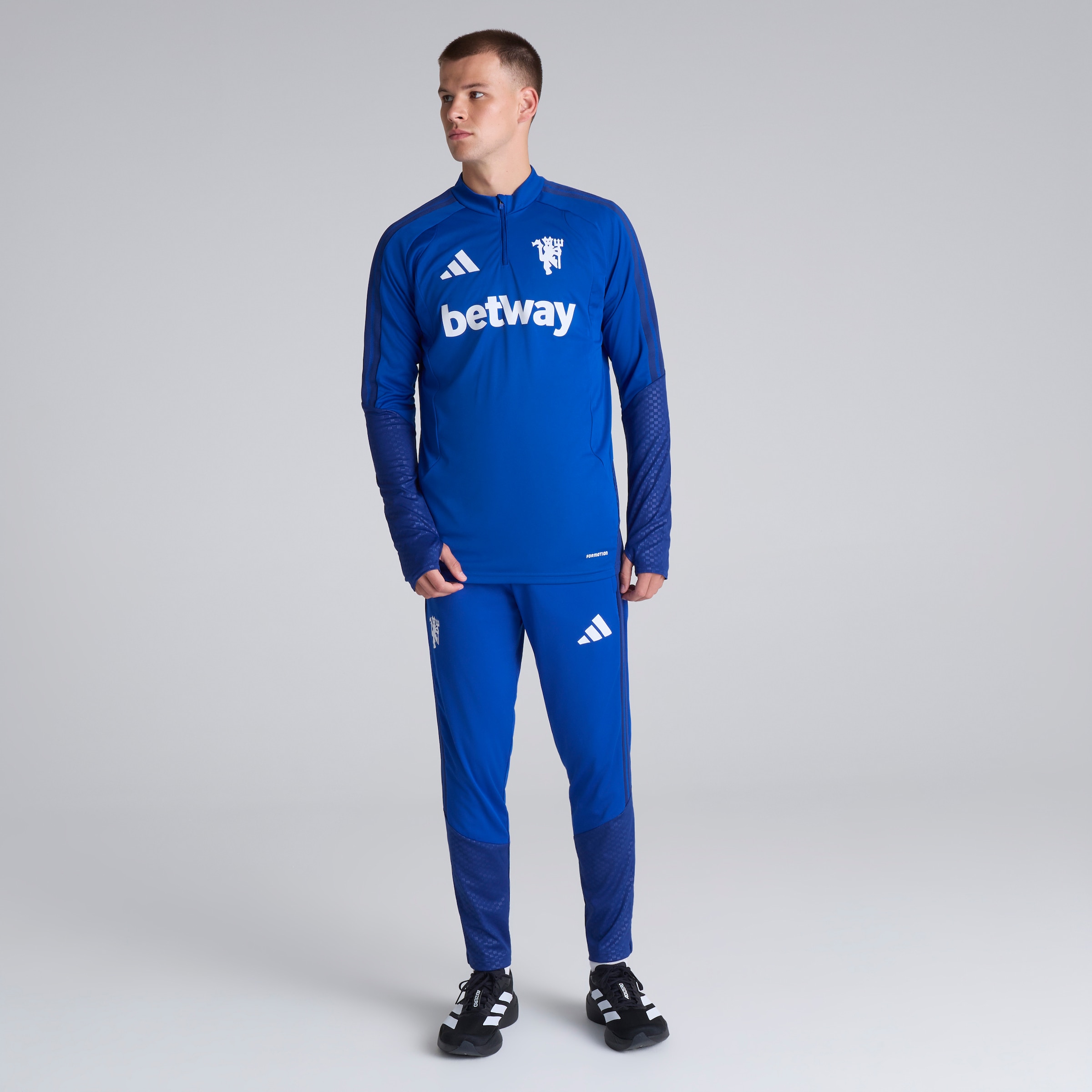 Manchester United 26/27 Cup Training Tiro Top Blue (Sponsored) Blau Detail [3-5]