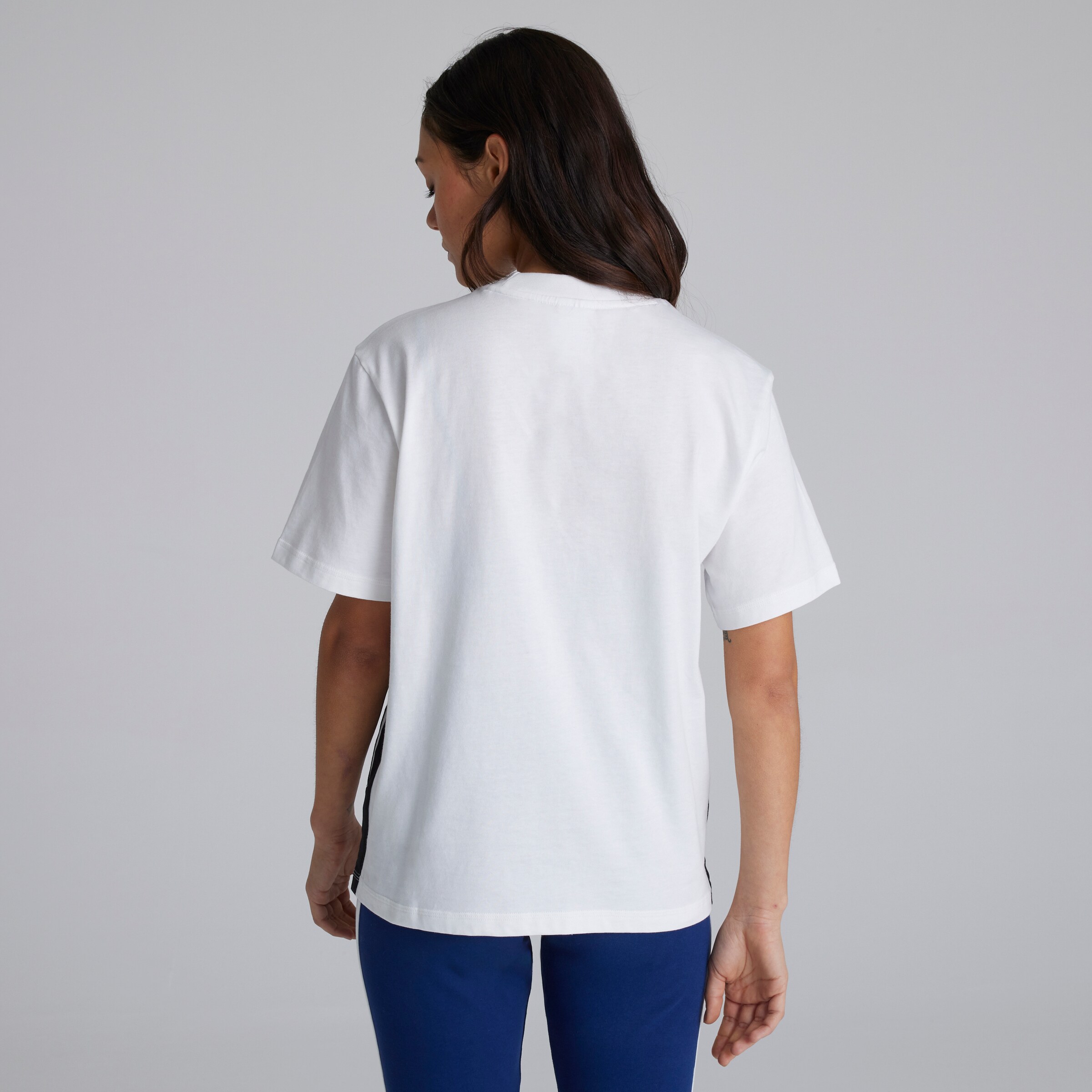 Manchester United x adidas Womens Essentials 3-Stripes Cotton T-Shirt White Blanc Détail [2-5]