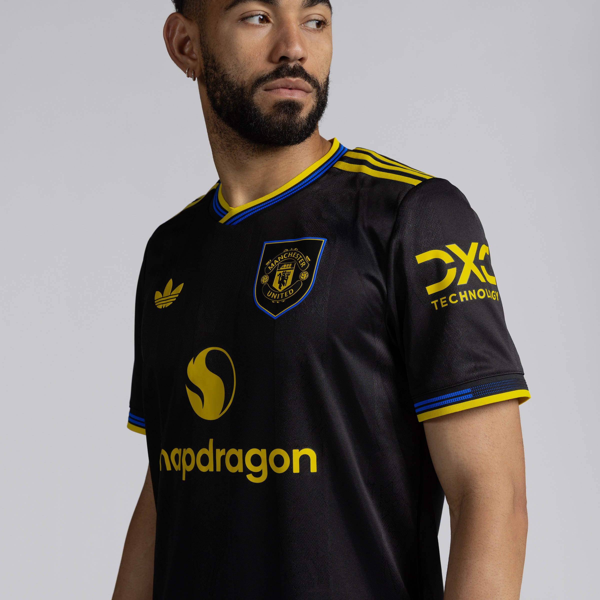 Manchester United 25/26 Third Jersey Negro Detalle [4-5]