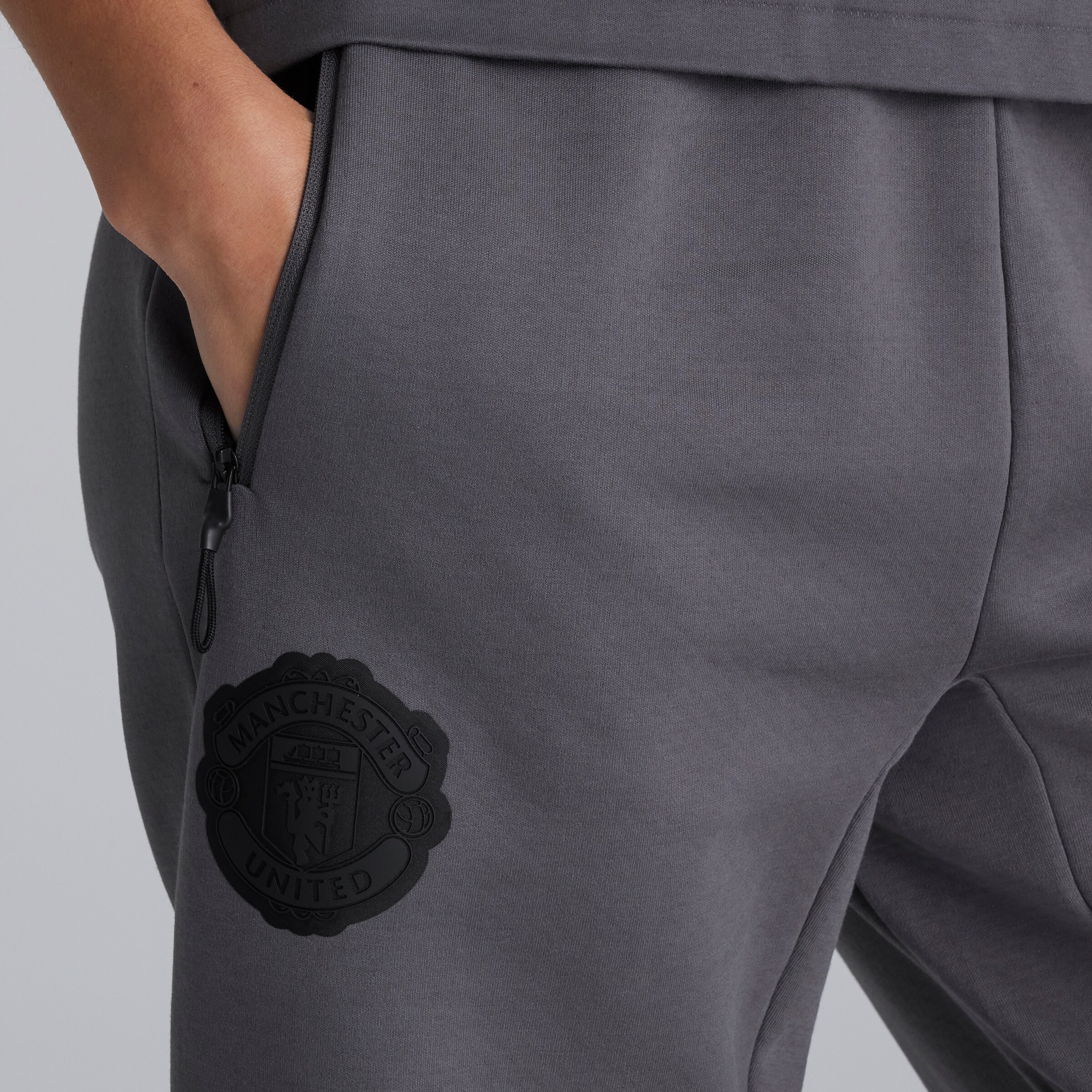 Manchester United x adidas Womens Z.N.E. Tracksuit Bottoms Grey Gris Détail [4-7]