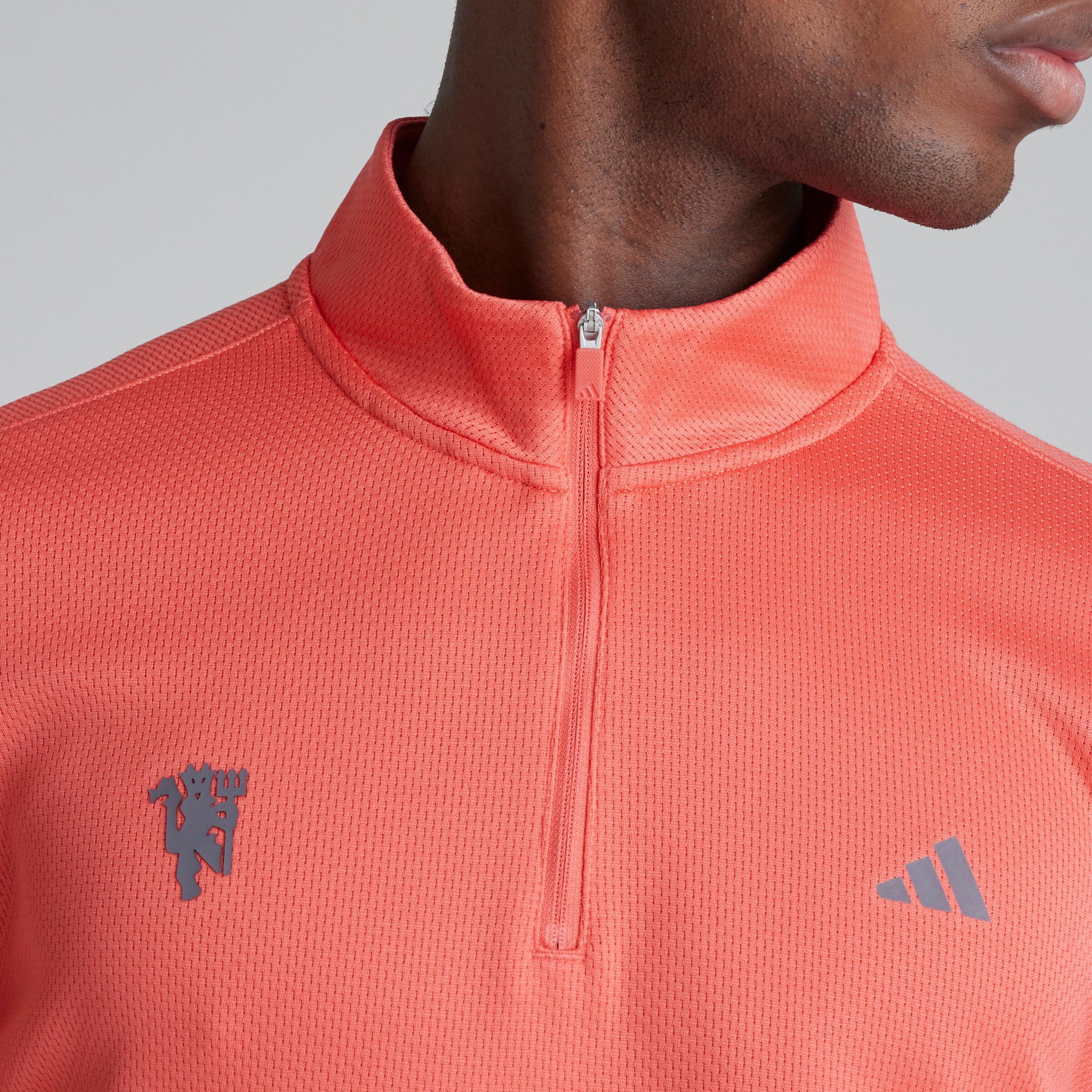 Manchester United x adidas Golf Ultimate365 Textured 1/4 Zip Red Red Detail [5-5]