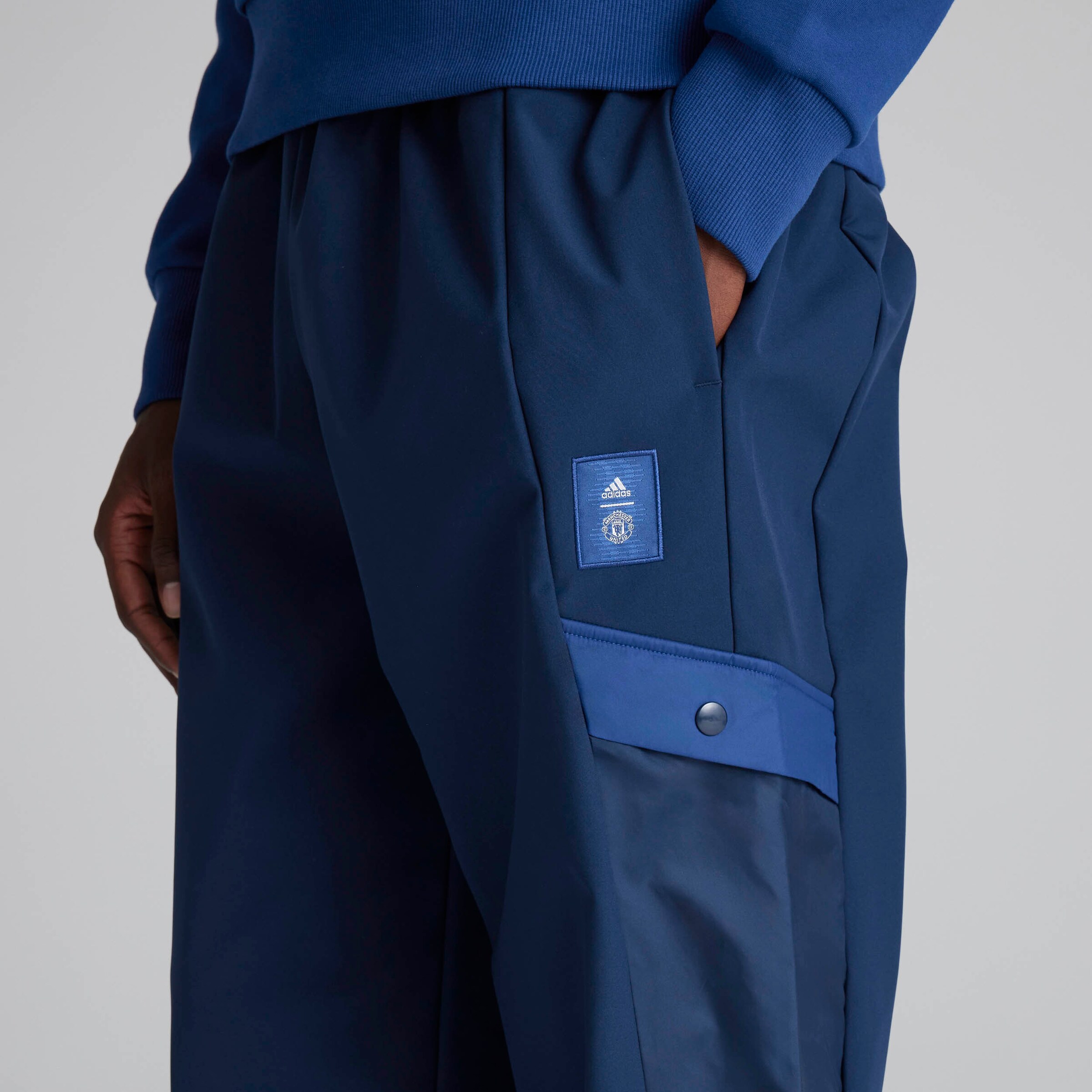 Manchester United x adidas Mens SZN Cargo Tracksuit Bottoms Blue Bleu Détail [4-4]