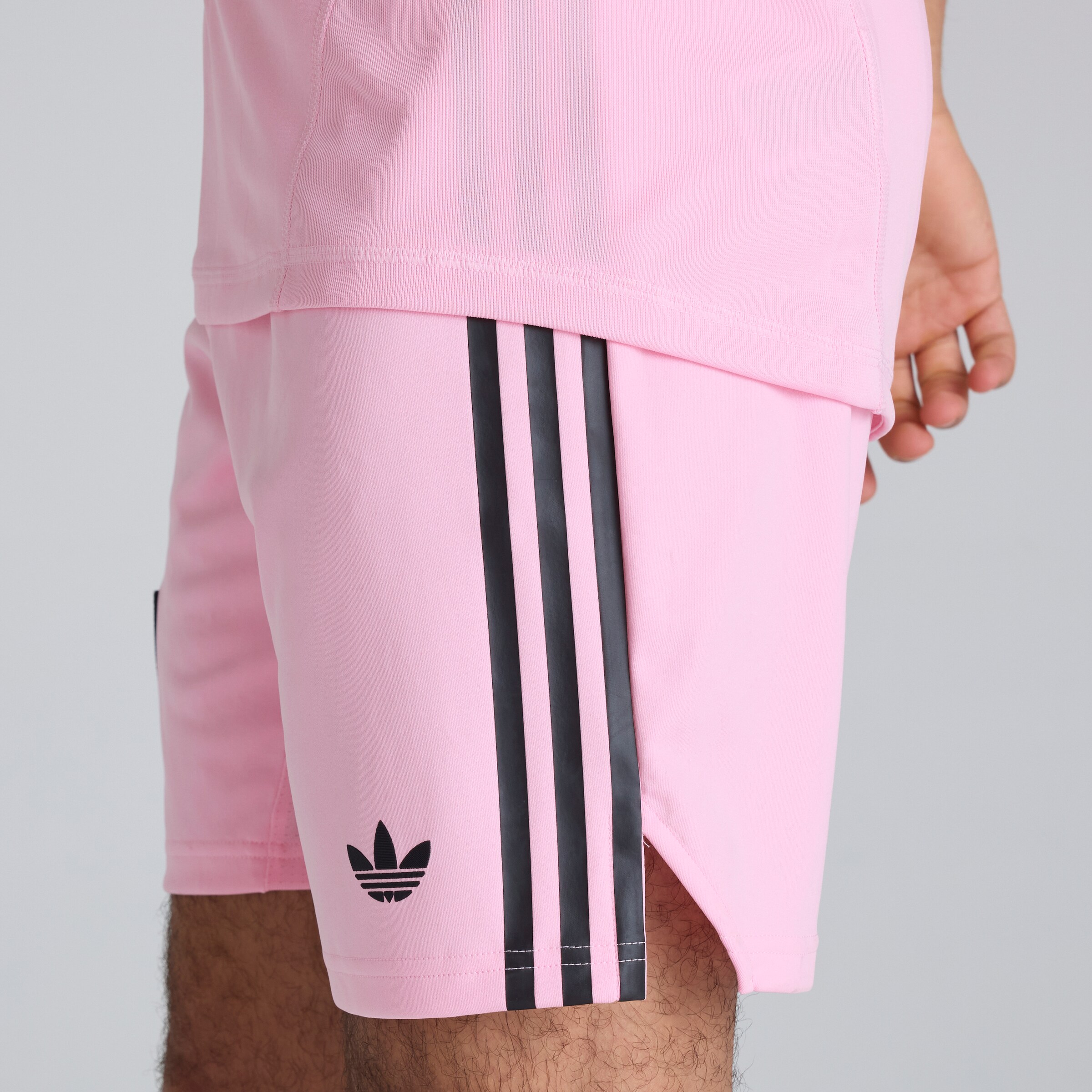 Manchester United 25/26 Third Mens Goalkeeper Shorts Pink Pink Detail [5-6]