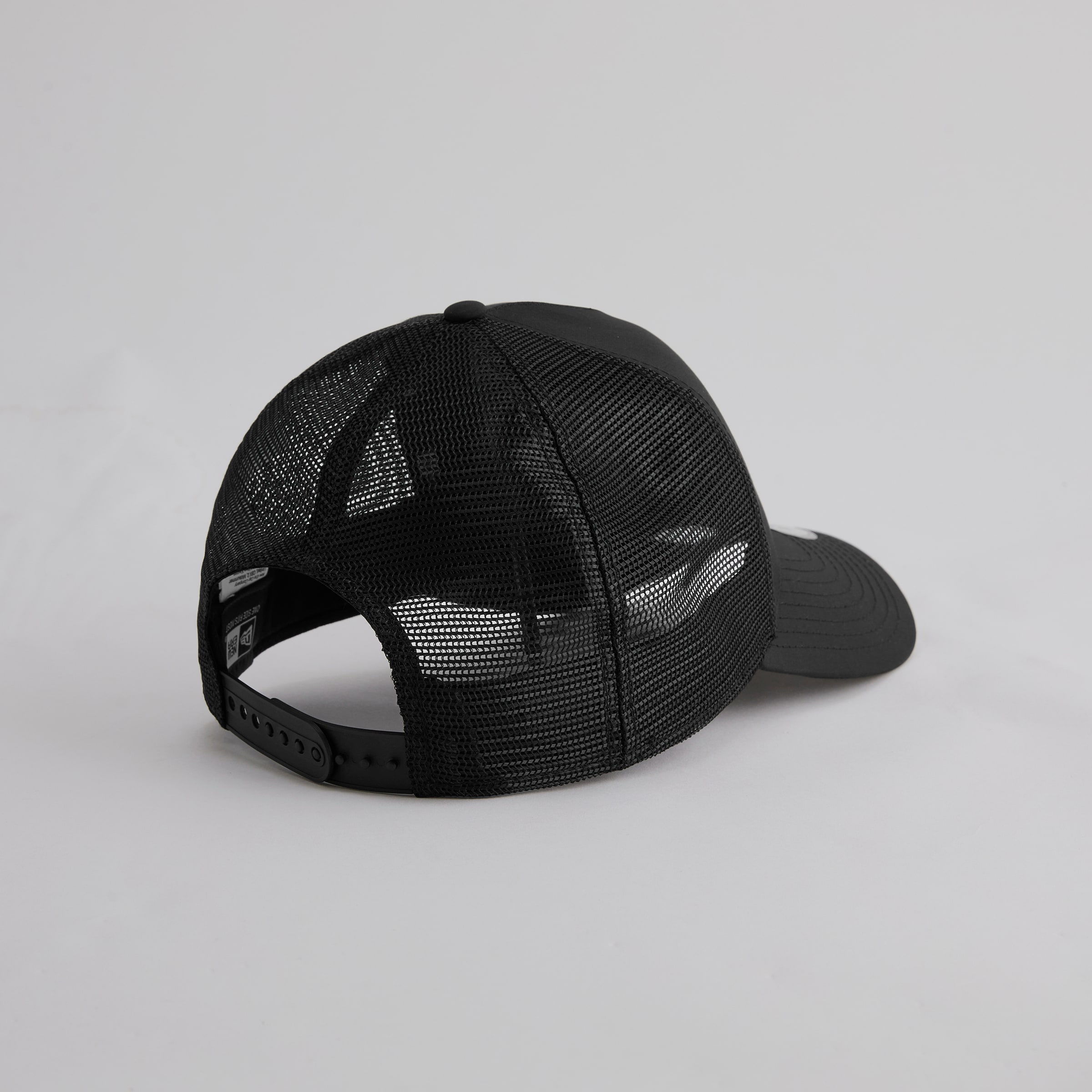 Manchester United x New Era Metal Devil Trucker Cap Black Black Detail [4-5]
