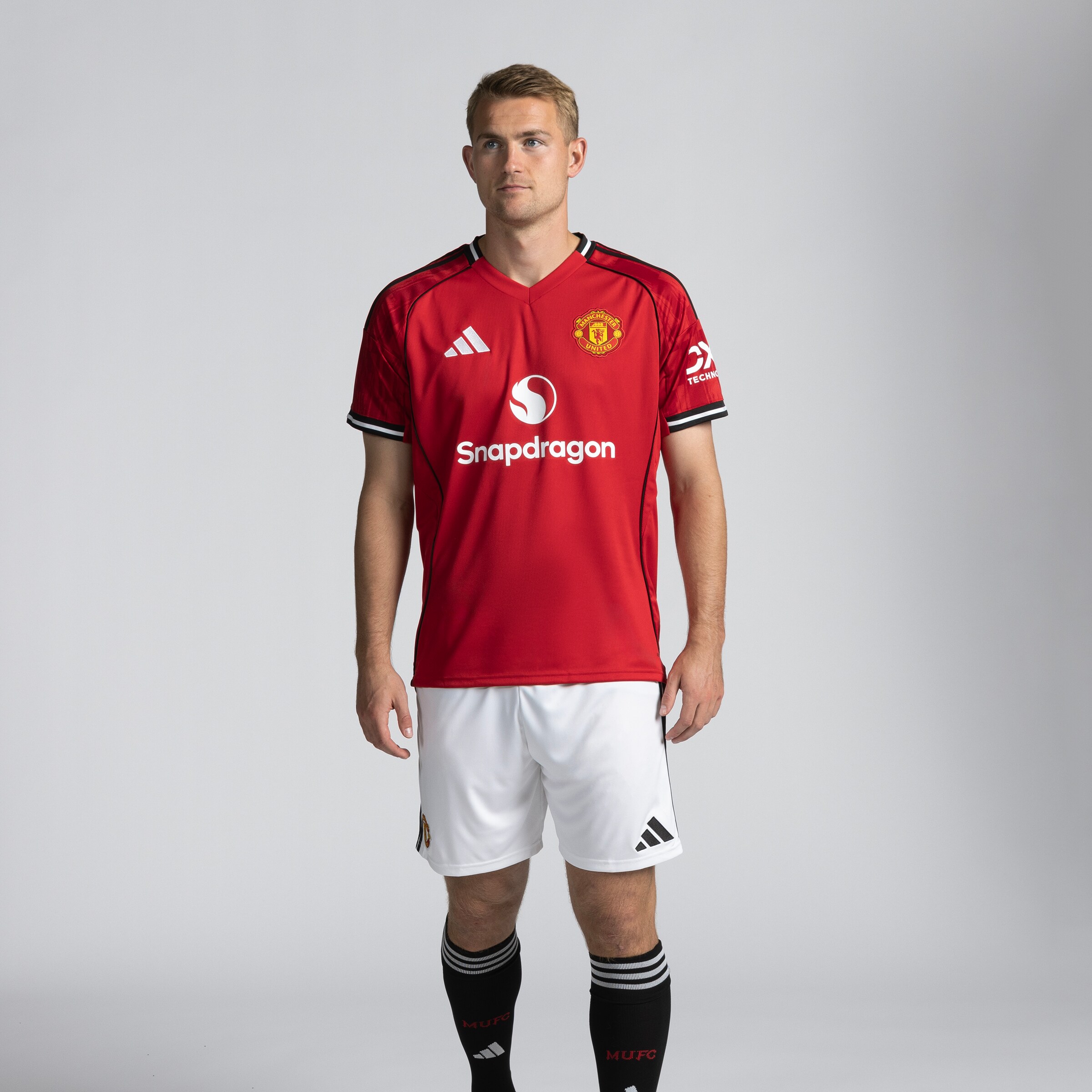 Manchester United 25/26 Home Jersey Red Detail [3-4]