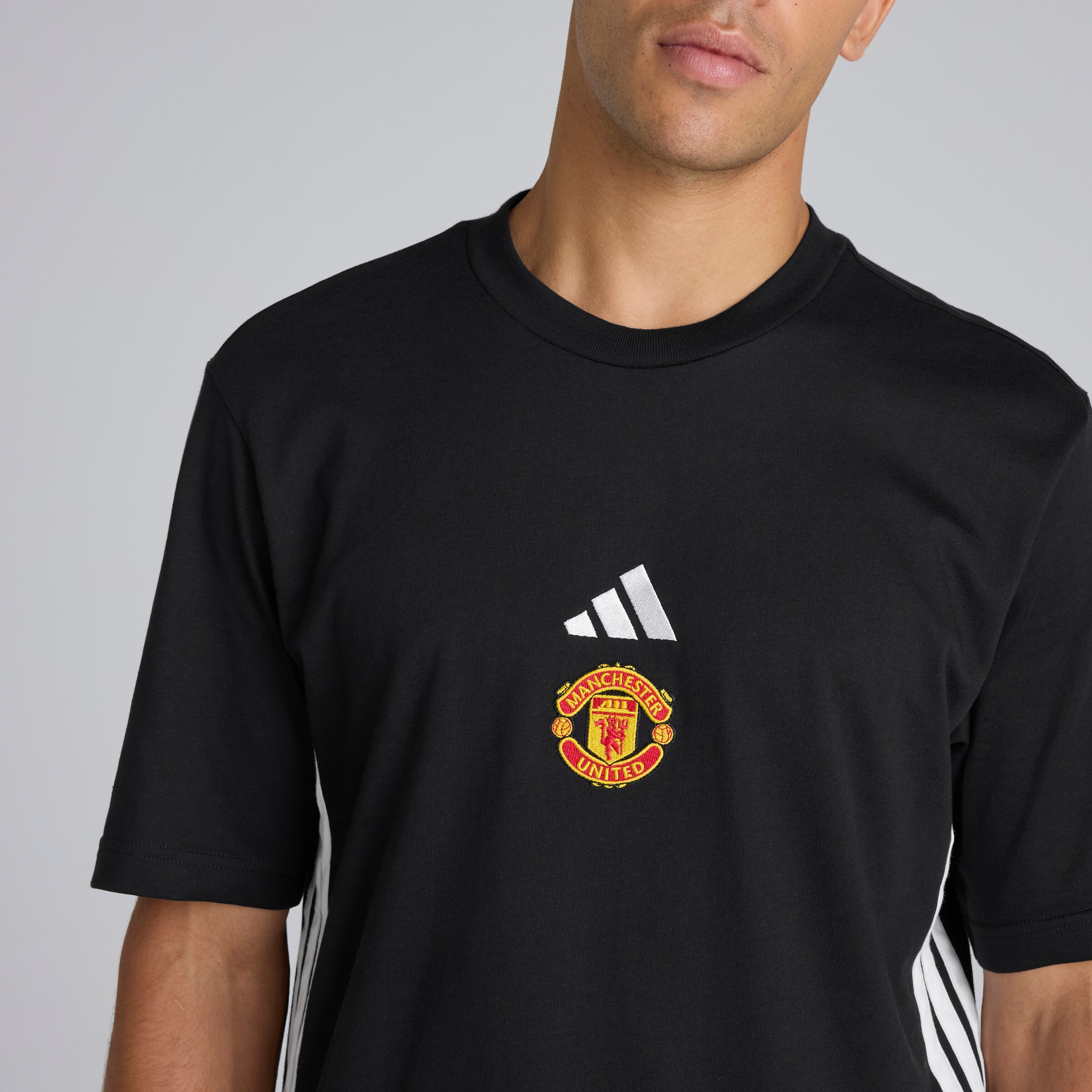 Manchester United x adidas Essentials 3-Stripes T-Shirt Black Noir Détail [5-5]