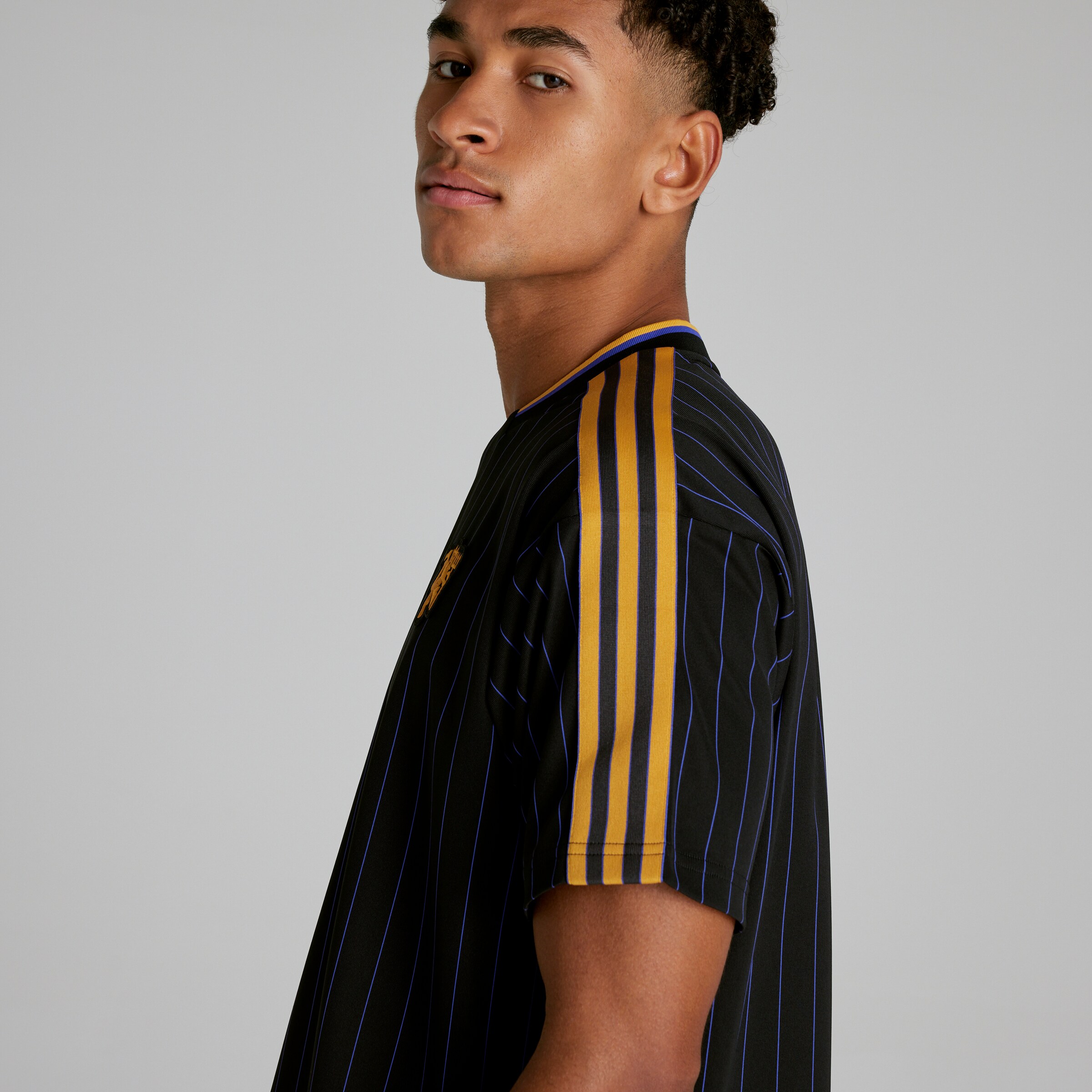 Manchester United Terrace Icons Jersey Black Detail [5-6]