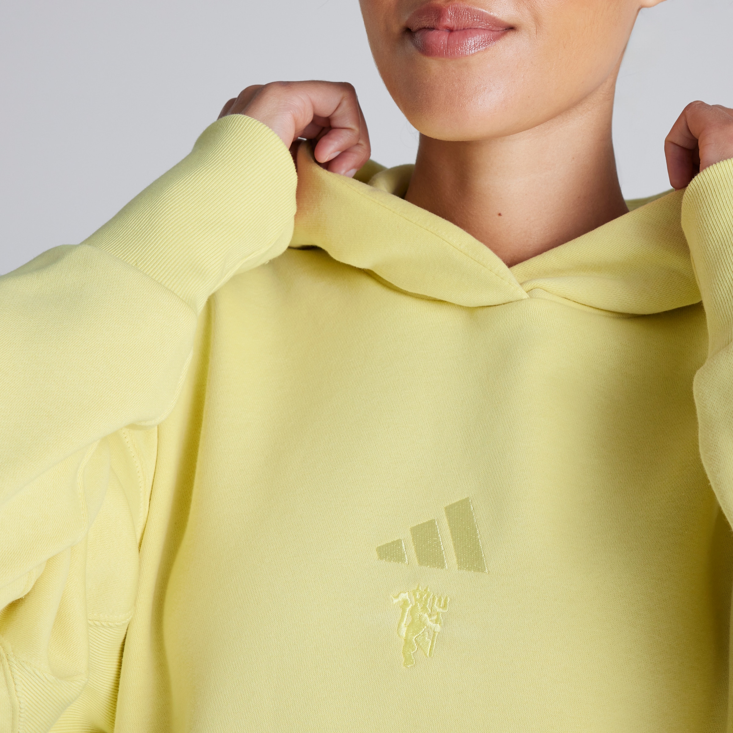 Manchester United x adidas Womens ALL SZN Fleece Hoodie Yellow Jaune Détail [5-6]
