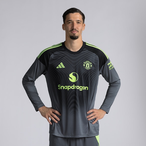 Manchester United 25/26 Goalkeeper Long Sleeve Shirt Green