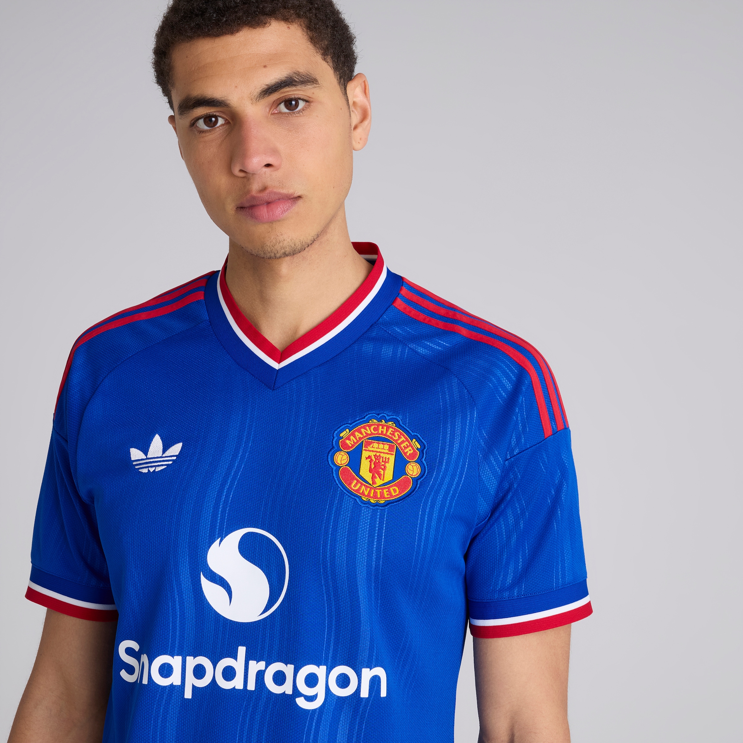 Manchester United 26/27 Away Jersey with Mbeumo 19 EPL Printing & Badge 蓝色 细节 [5-6]