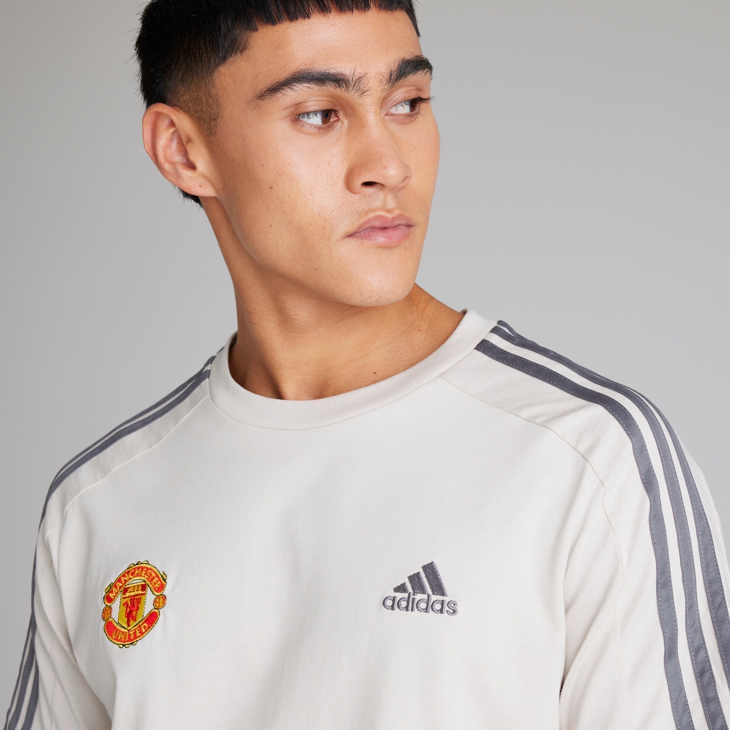 Manchester United x adidas Mens Essentials Single Jersey 3-Stripes T-Shirt Off White Blanc Détail [4-5]