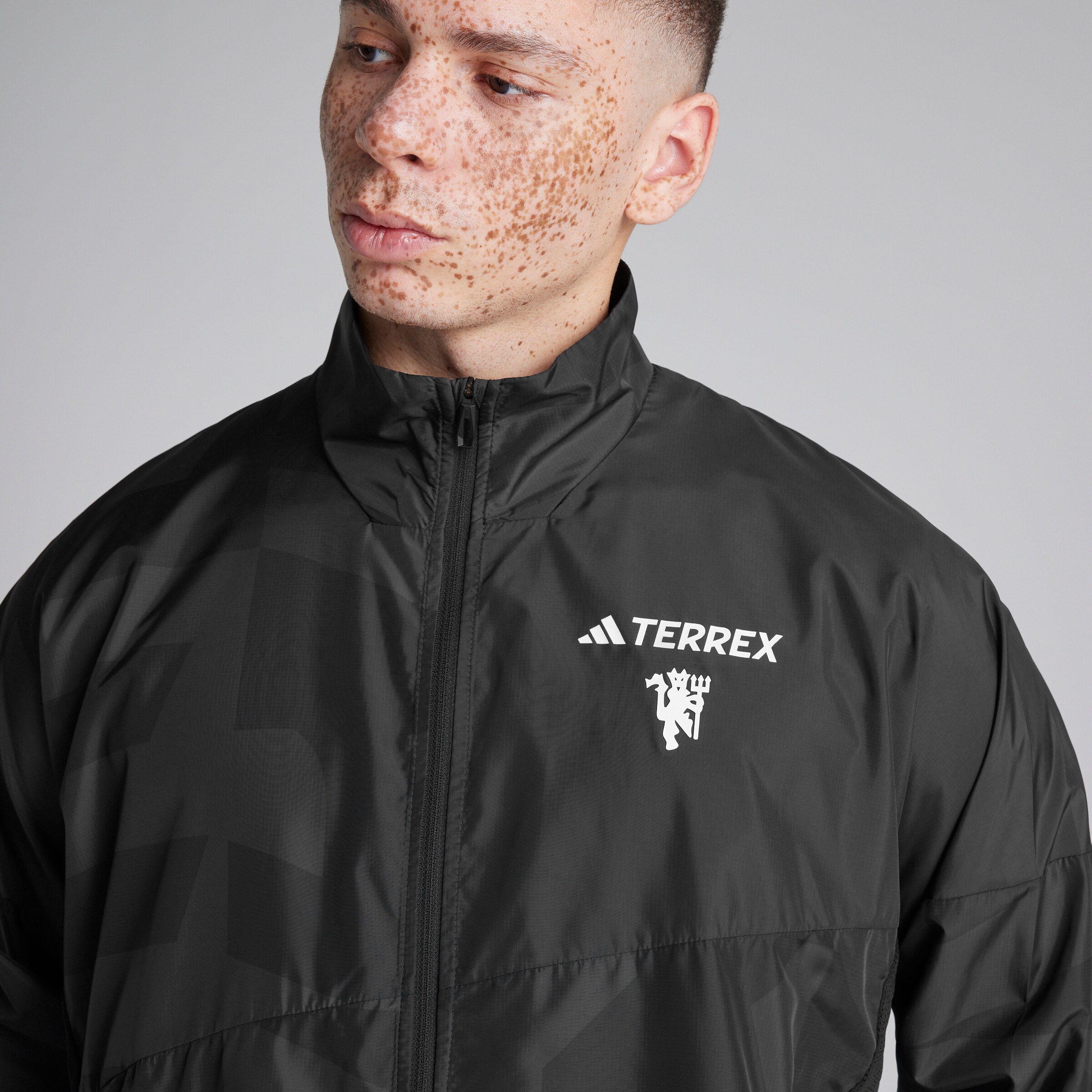 Manchester United x adidas Terrex All Over Print Wind Jacket Black Black Detail [4-5]