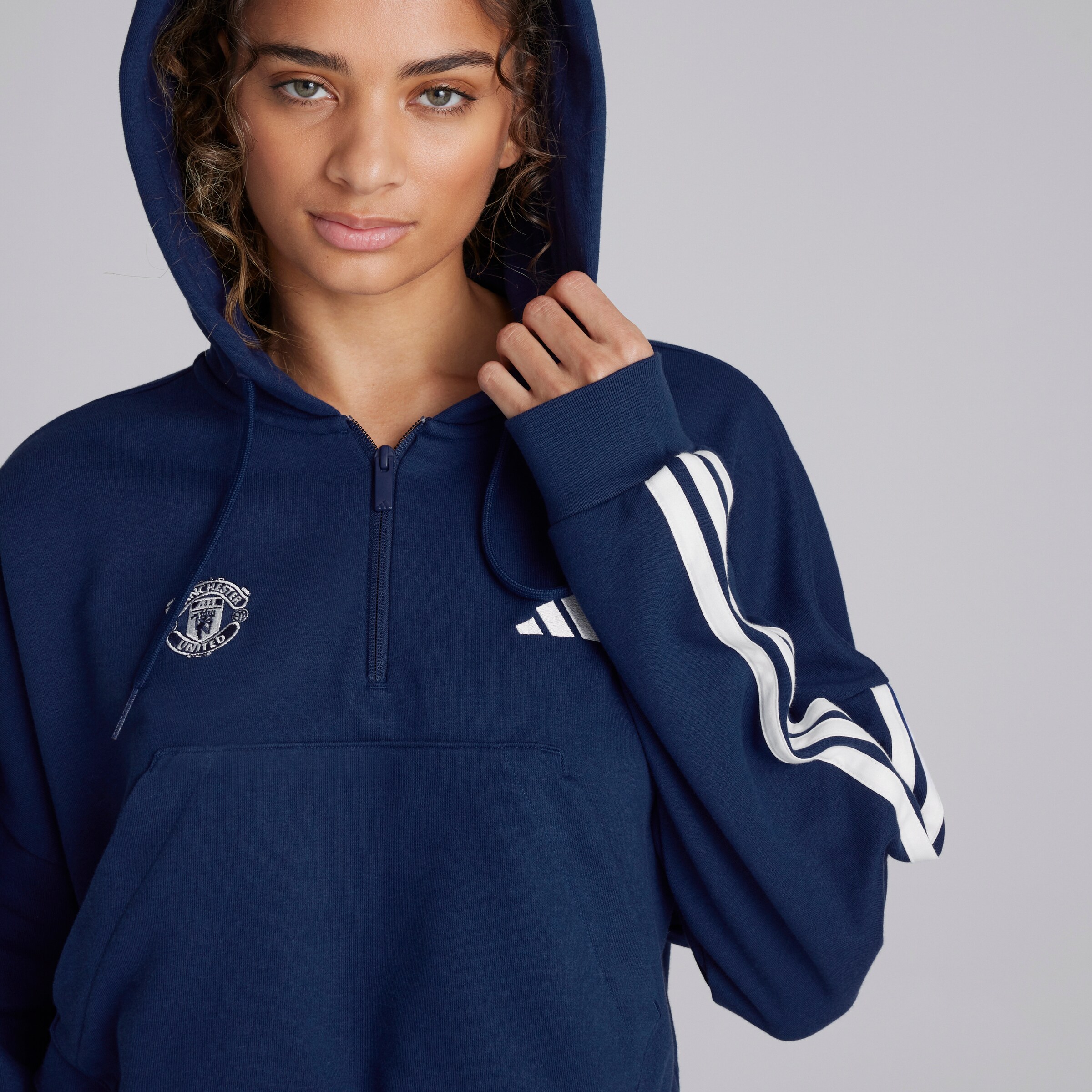Manchester United x adidas Womens Essentials 3-Stripes French Terry 1/4 Zip Hoodie Blue Bleu Détail [5-5]