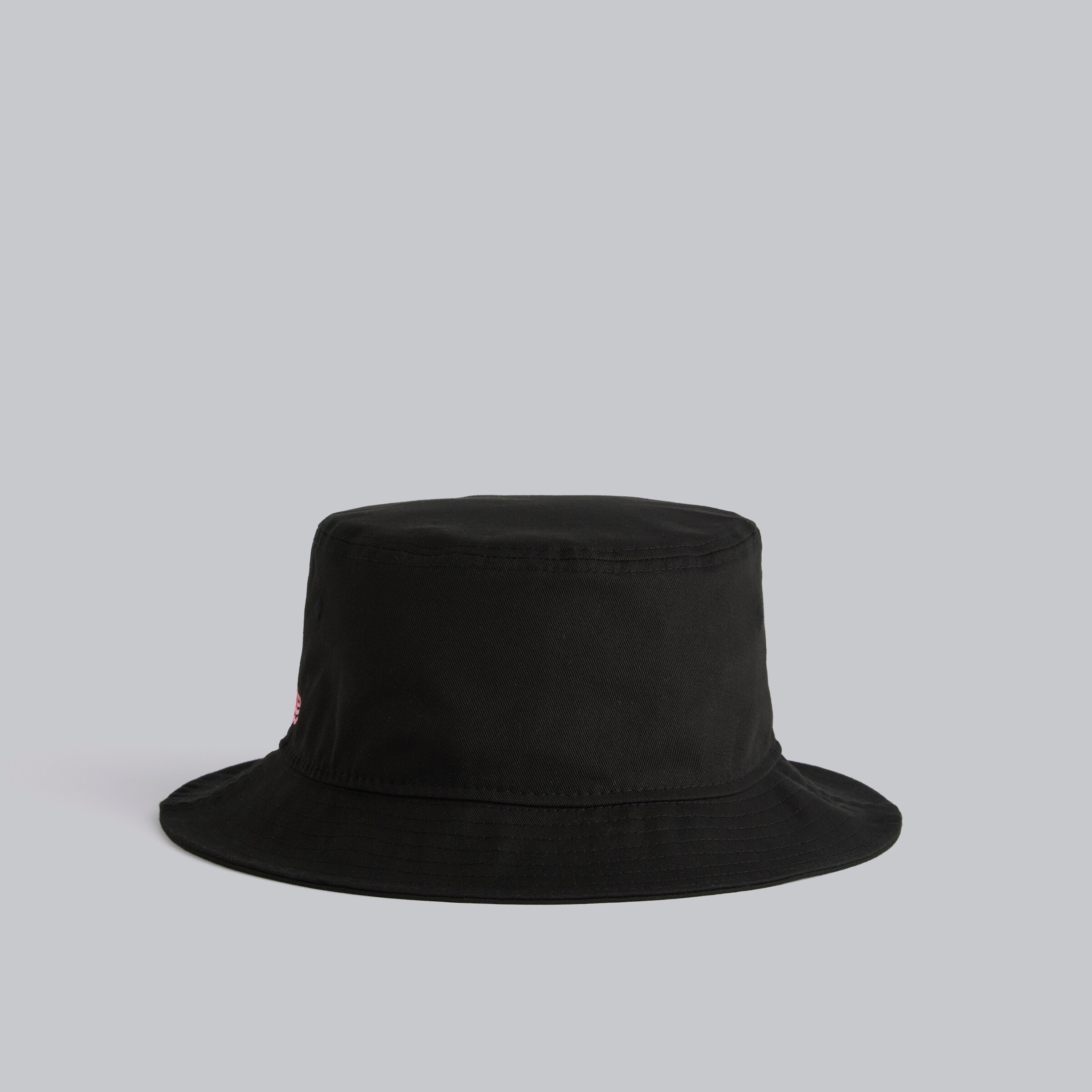 Manchester United x New Era Neon Crest Bucket Hat Black Black Detail [4-5]