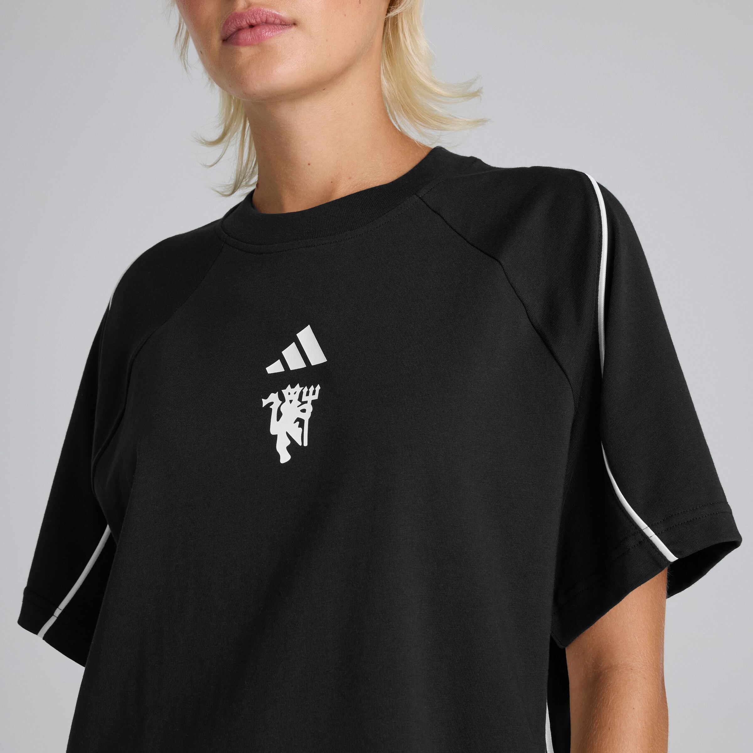 Manchester United x adidas Womens Stadium T-Shirt Black Noir Détail [4-5]