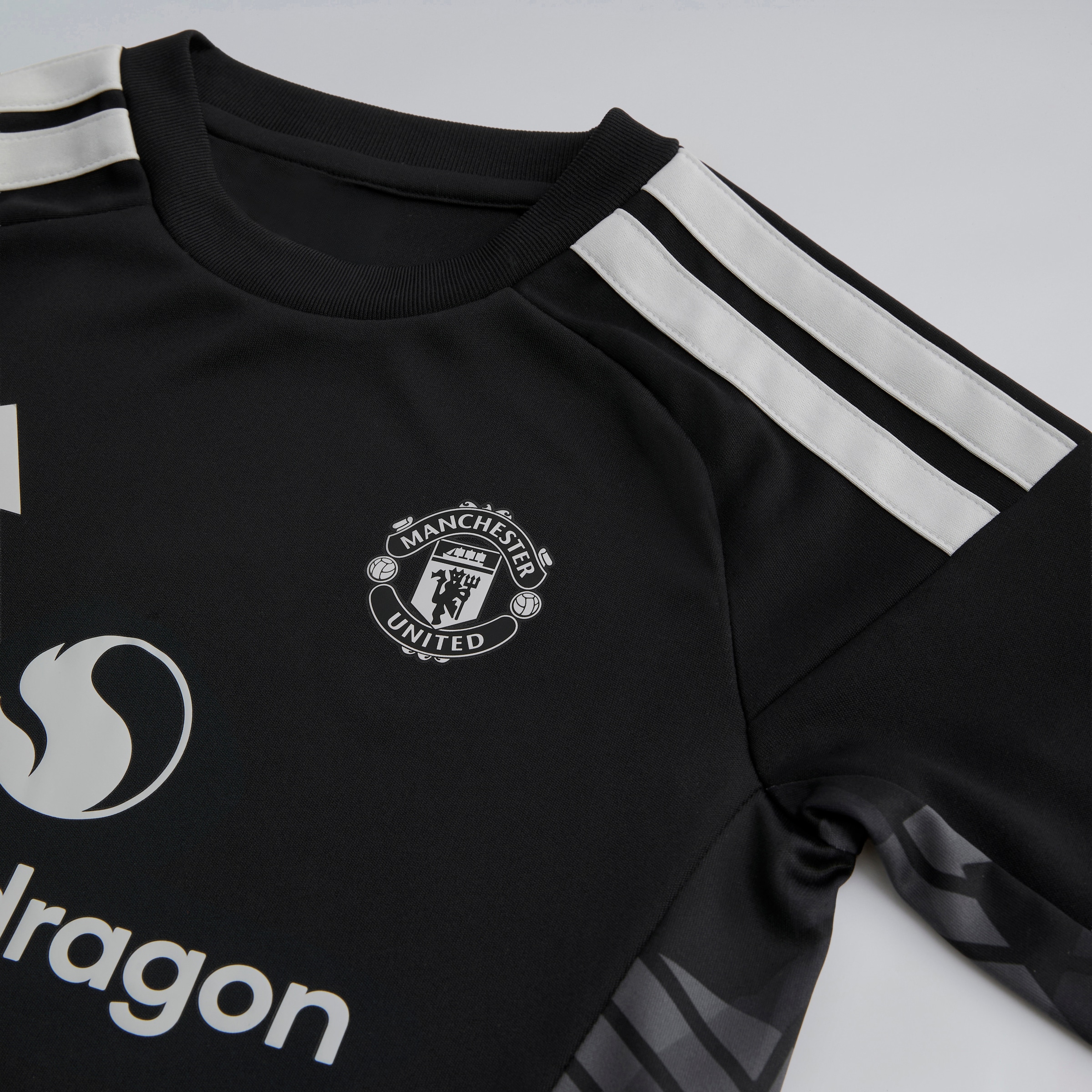 Manchester United Kids 26/27 Home Goalkeeper Mini Kit Black Noir Détail [4-5]