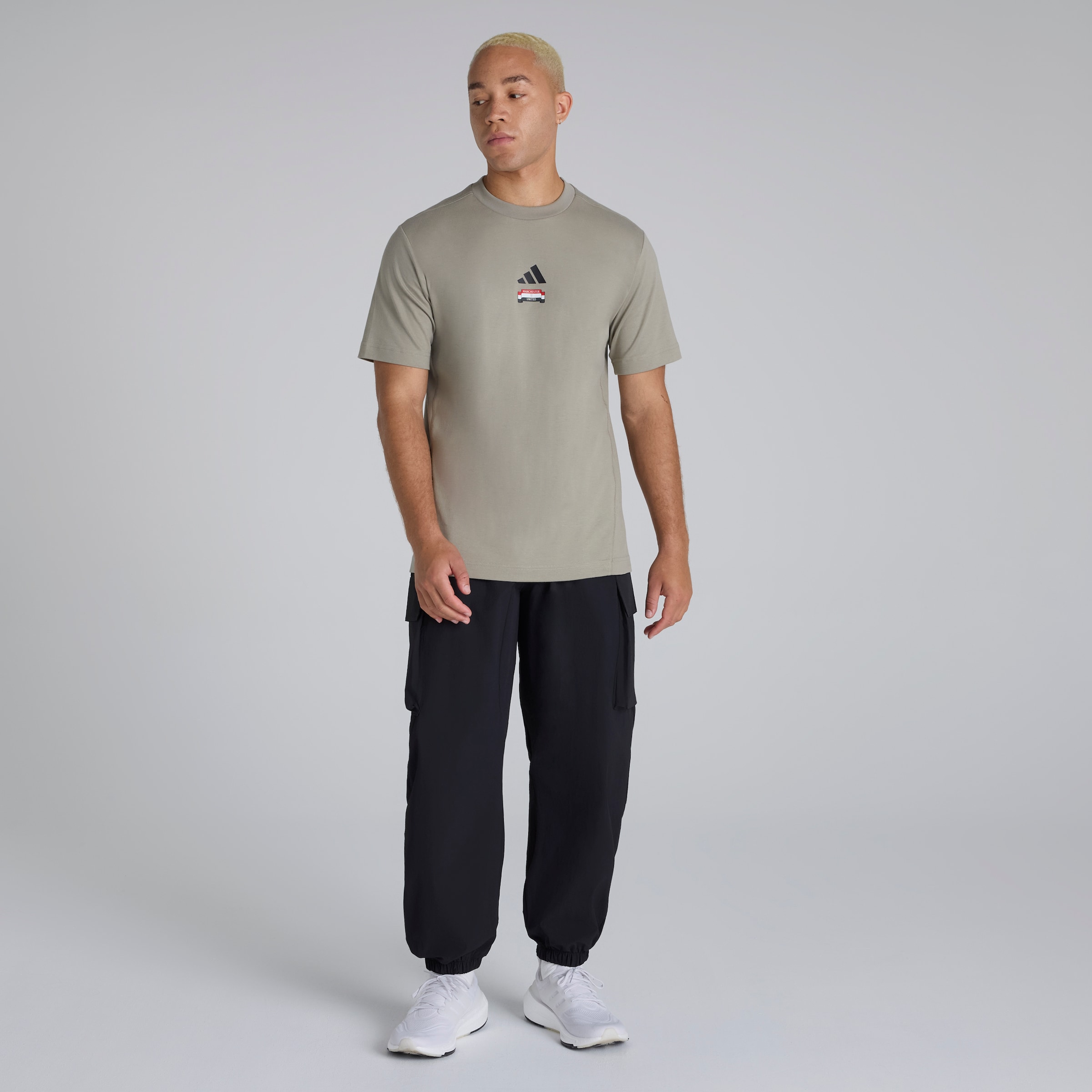 Manchester United x adidas City Escape T-Shirt Grey Gris Détail [3-4]