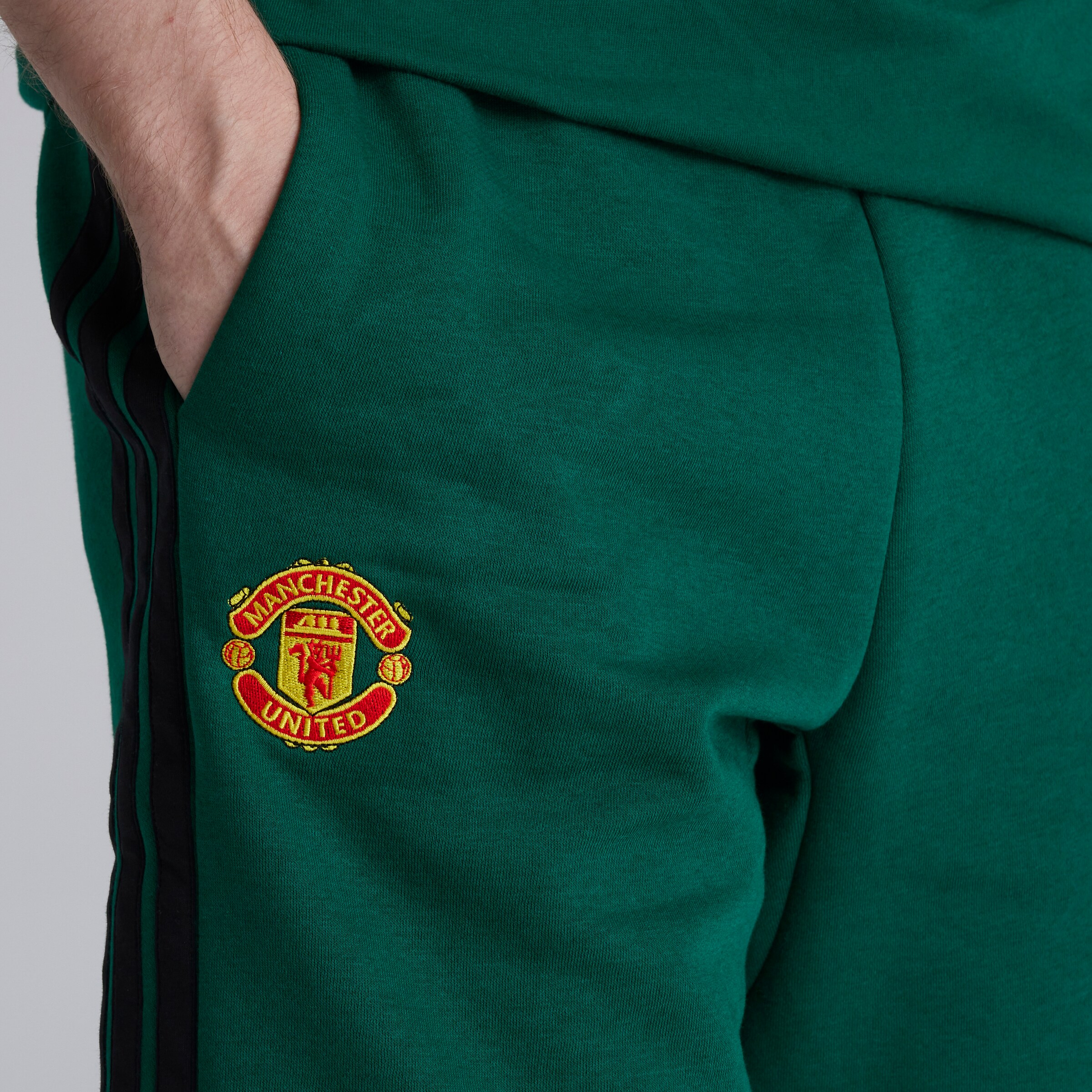 Manchester United x adidas Essentials 3-Stripes Fleece Short Green Vert Détail [4-6]