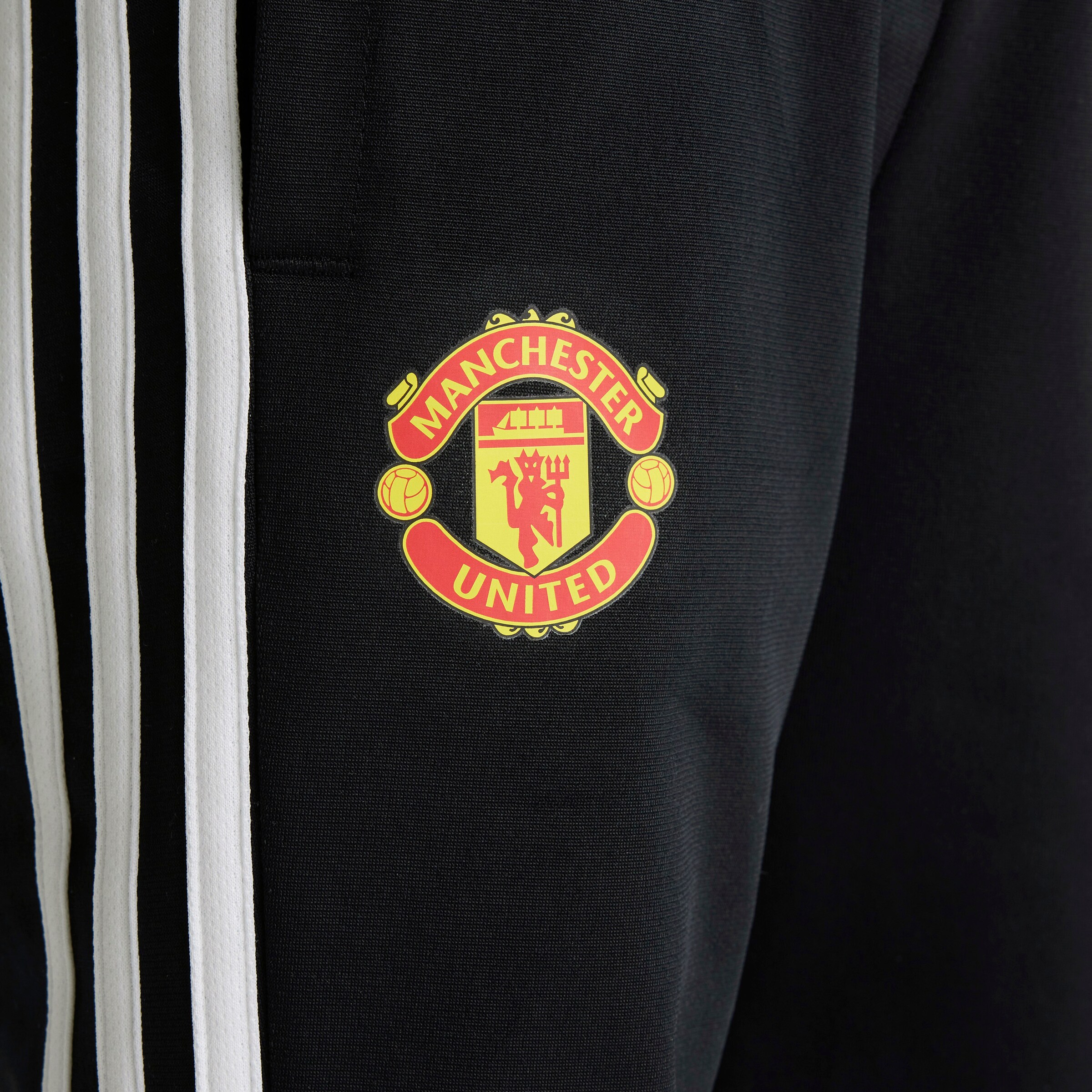 Manchester United x adidas SurvÃªtement 3-Stripes Essentials pour enfants Noir/Gris Noir Détail [8-10]