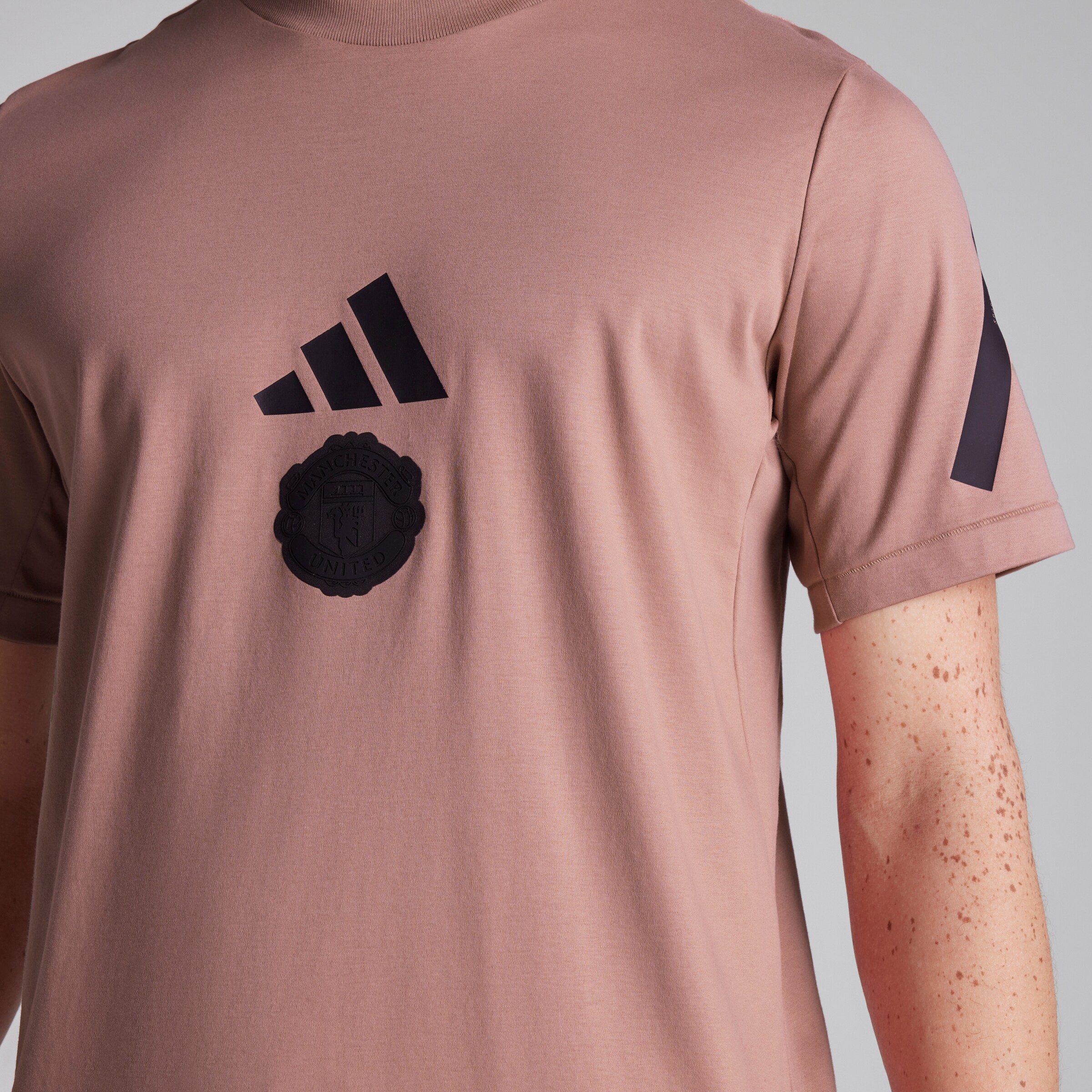 Manchester United x adidas Z.N.E. T-Shirt Pink Rose Détail [4-5]