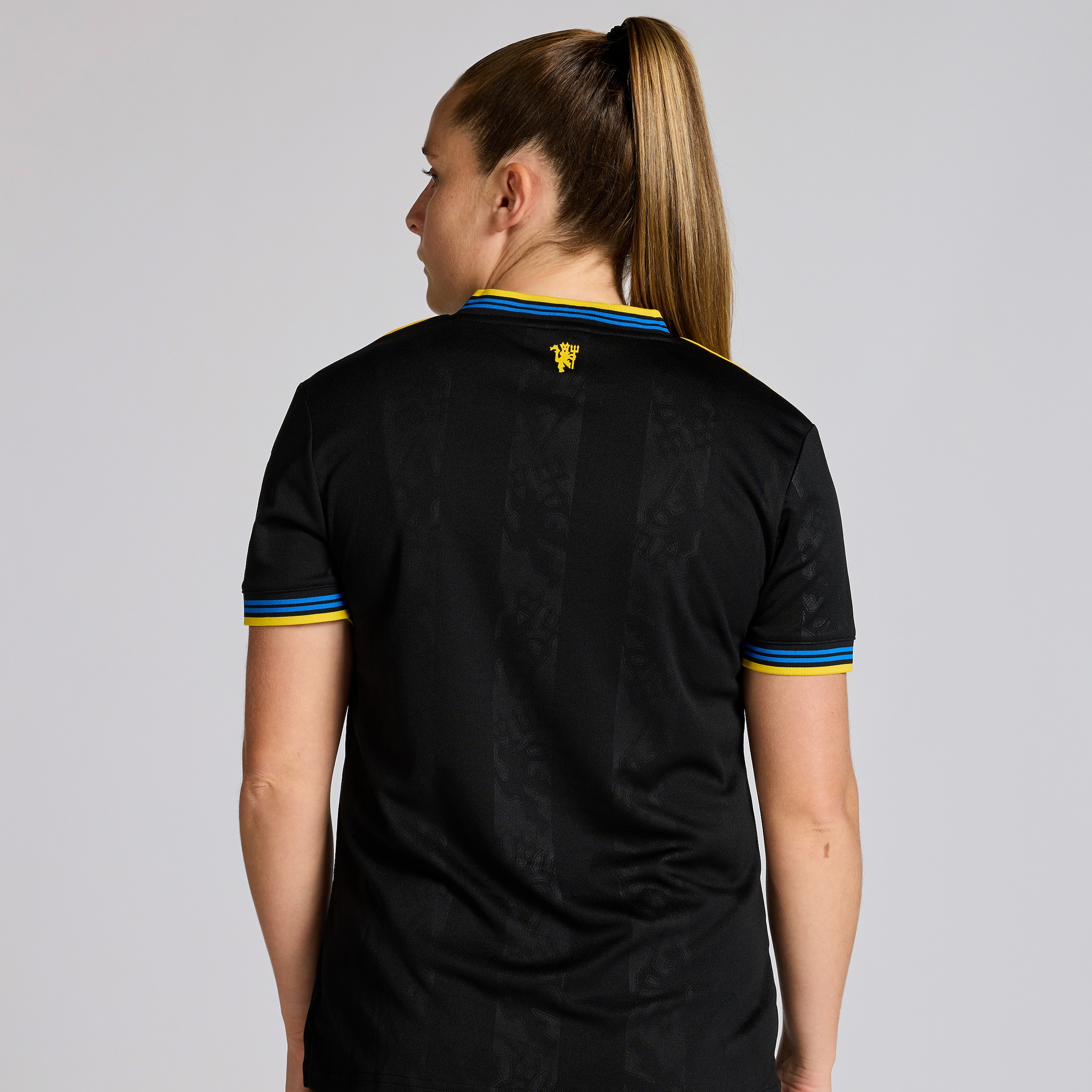 Manchester United 25/26 Womens Third Jersey Black Detail [2-5]