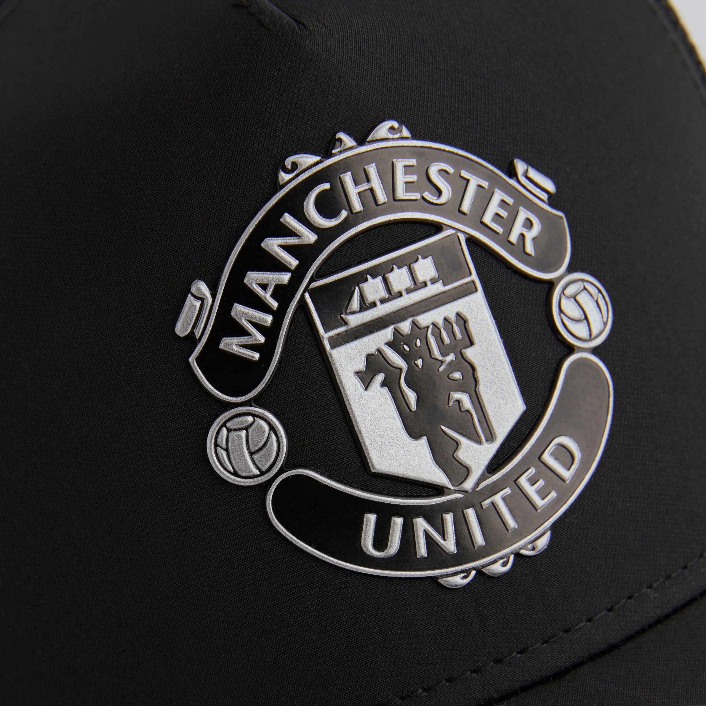 Manchester United x New Era Reflective Crest Trucker Cap Black Black Detail [5-5]