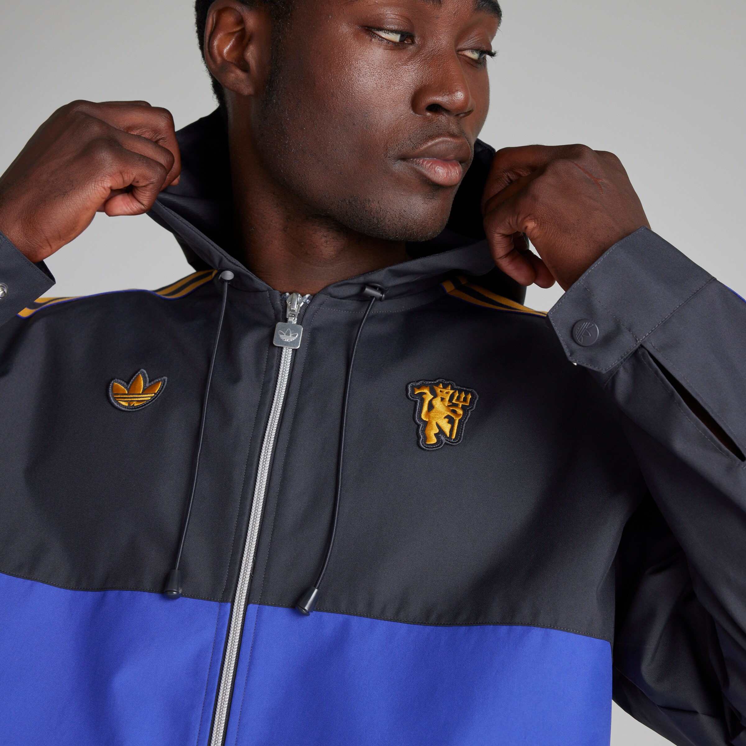 Manchester United Terrace Icons Parka Black Detail [4-6]