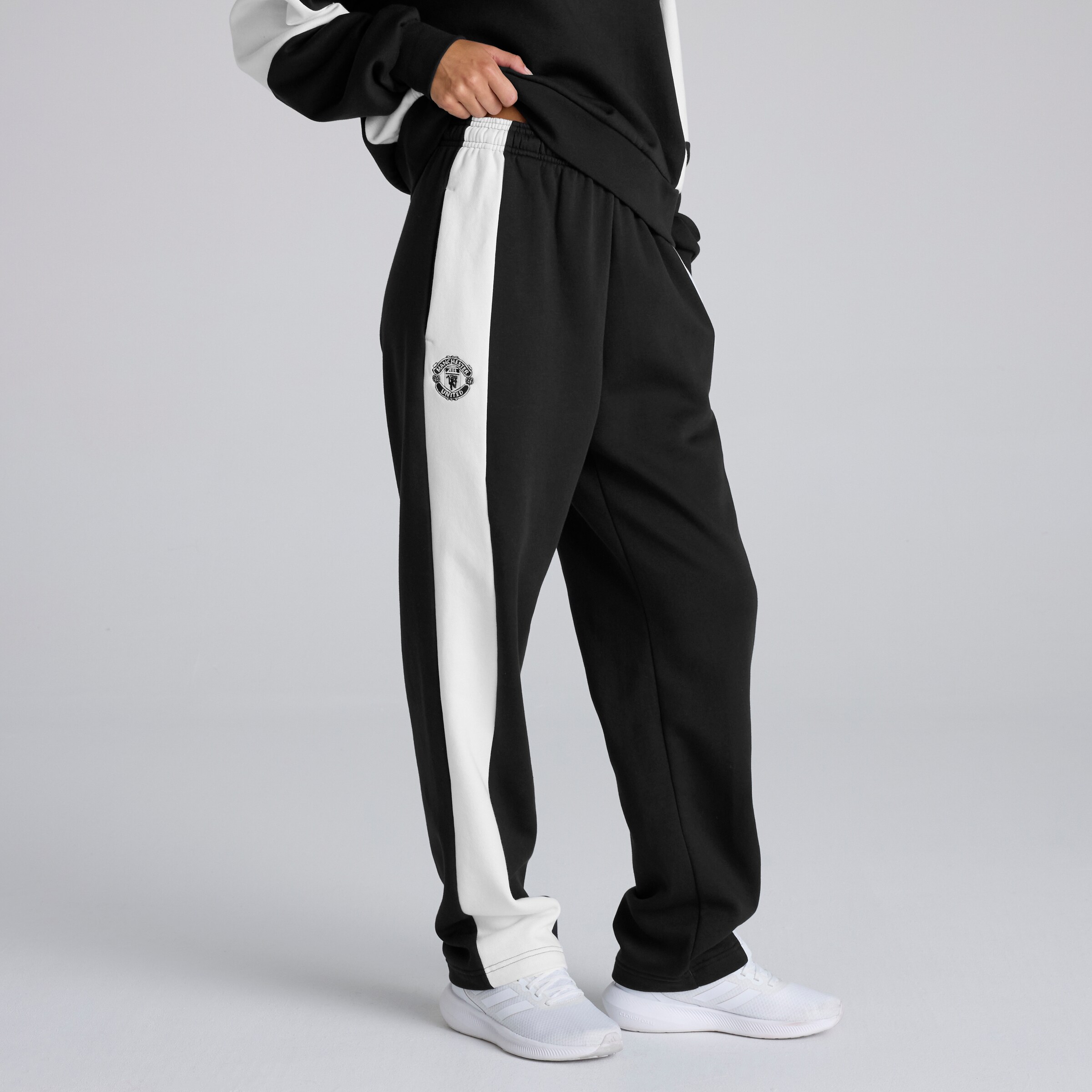 Manchester United x adidas Womens Laziday Tracksuit Black Noir Détail [4-6]