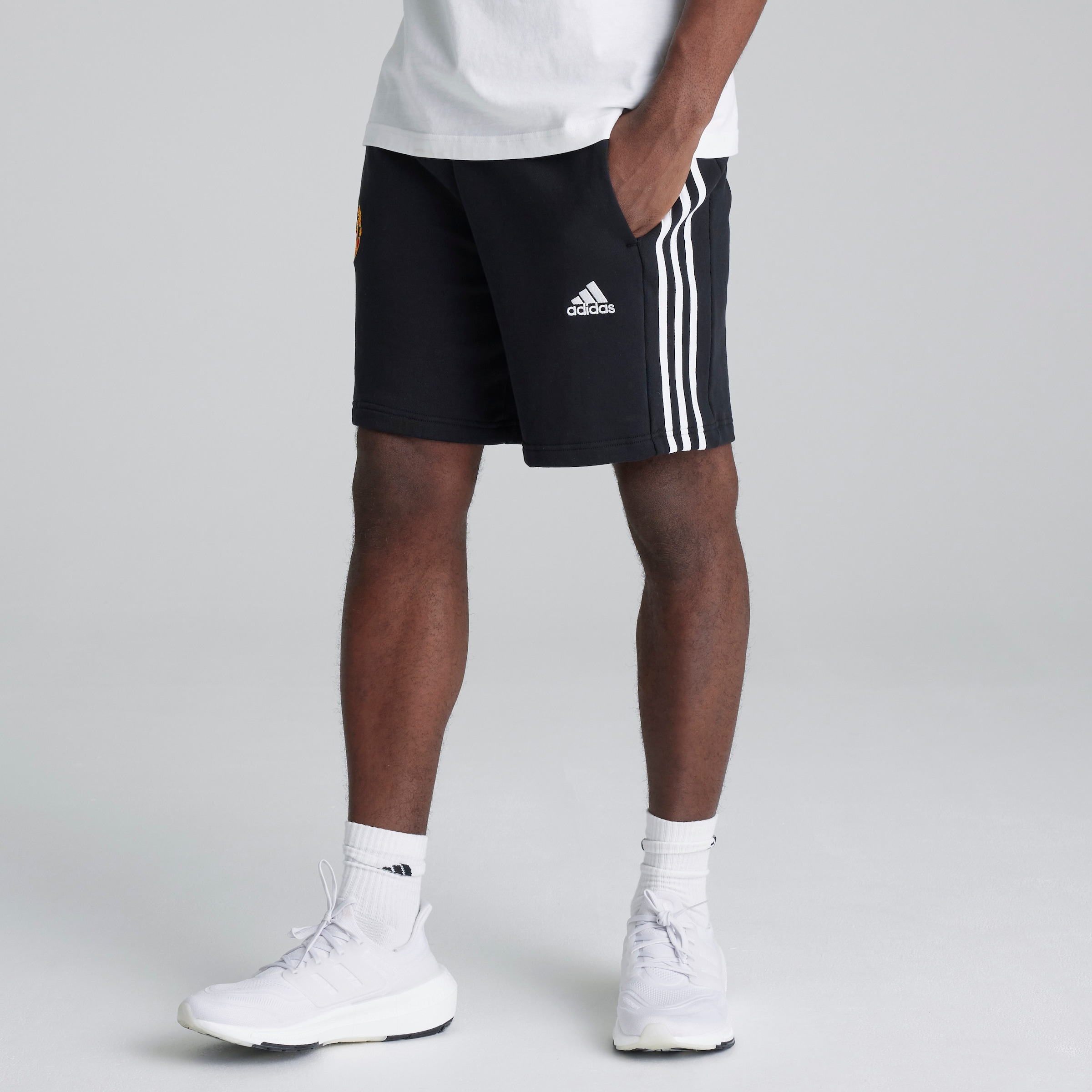 Acheter Short en French Terry 3 Bandes Essentials pour Hommes Adidas Manchester United Noir Boutique Manchester United