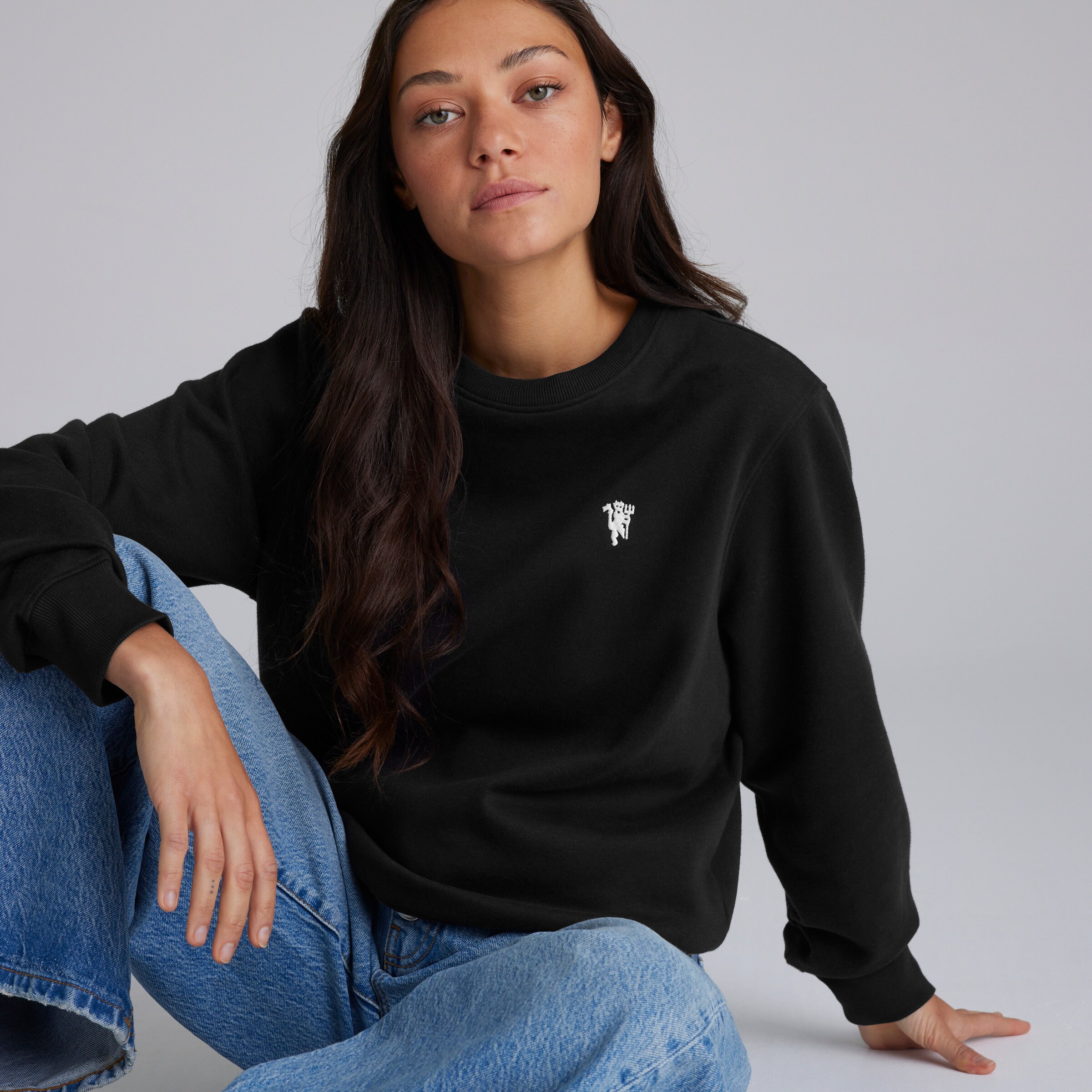 Manchester United Womens Devil Essentials Sweatshirt Black Black Detail [5-5]